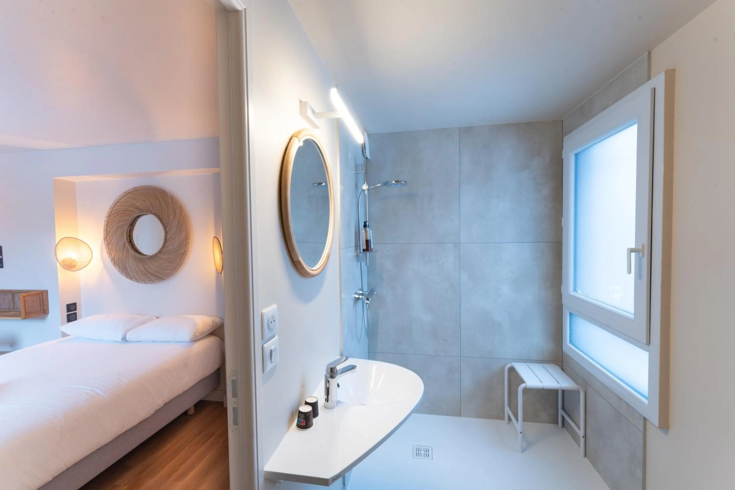 Bathroom, Bed in Hotel Bhoma Troyes