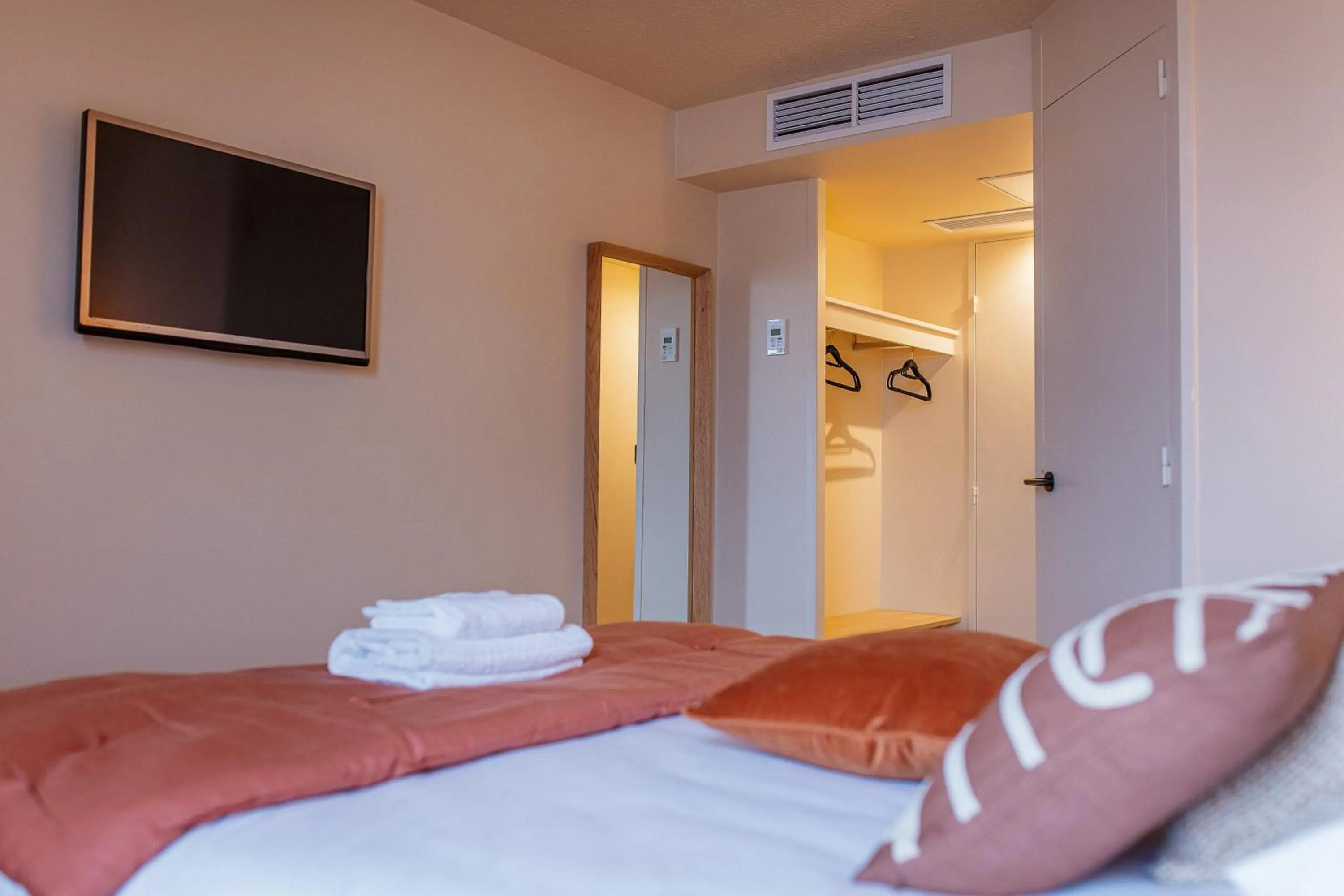 Bedroom, Bed in Hotel Classe Troyes - La Chapelle Saint Luc