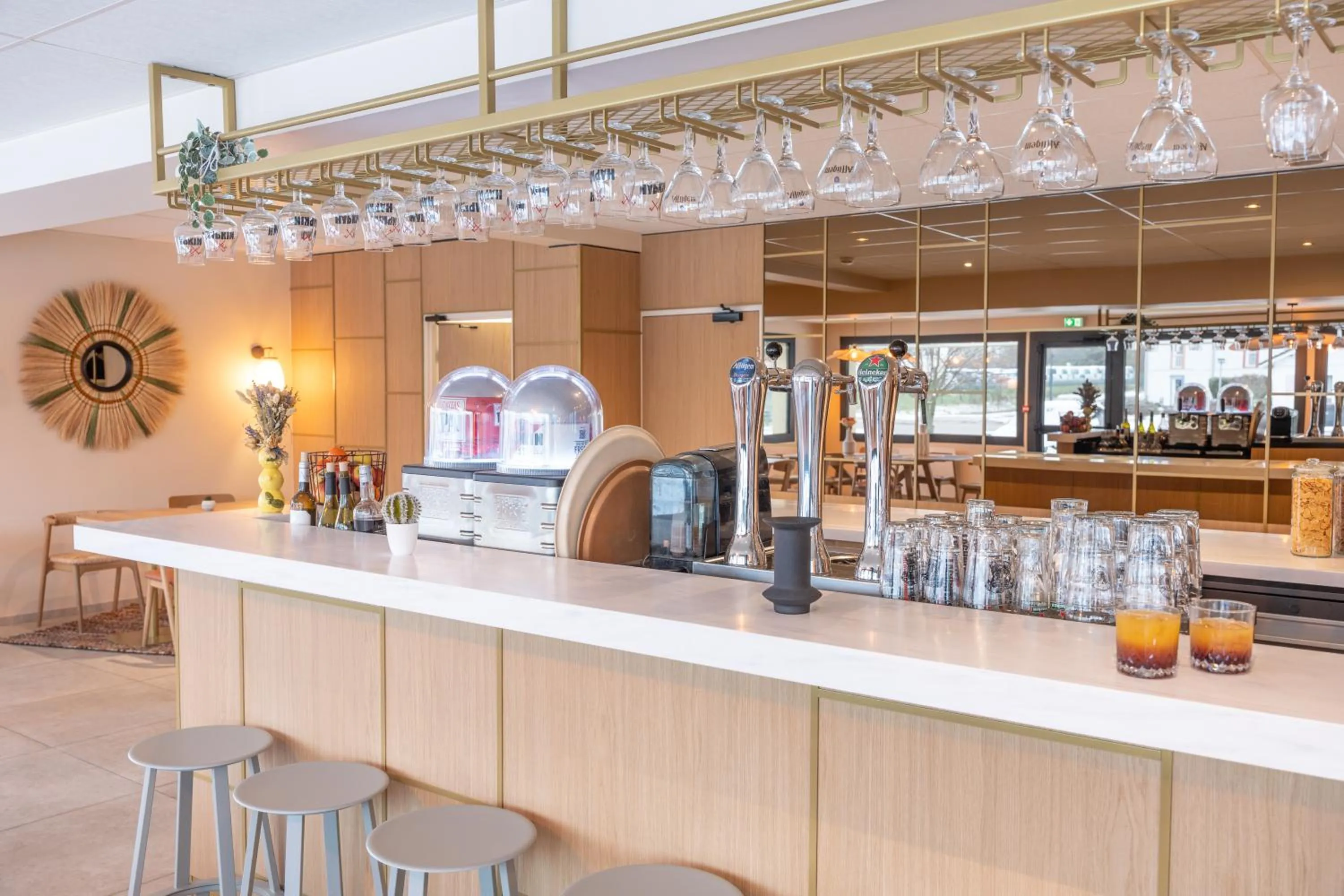 Lounge or bar in Hotel Bhoma Troyes