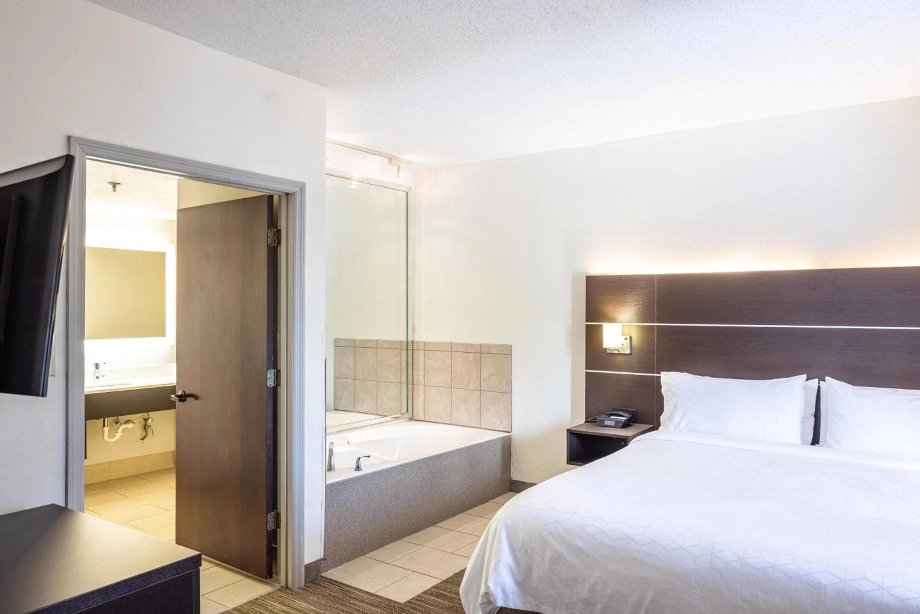 Bedroom, Bed in Holiday Inn Express Hotel & Suites Fort Payne by IHG