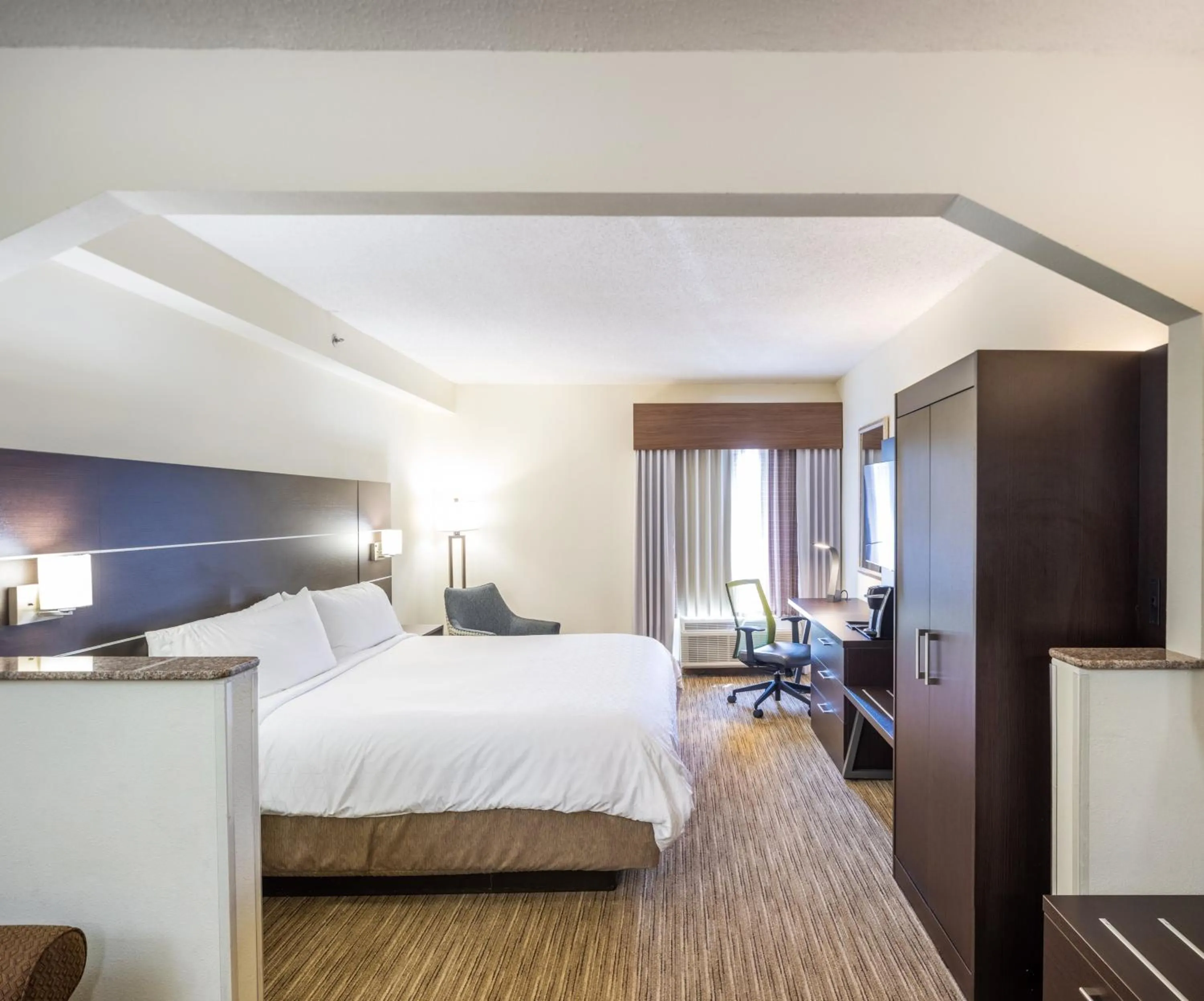 Photo of the whole room, Bed in Holiday Inn Express Hotel & Suites Fort Payne by IHG