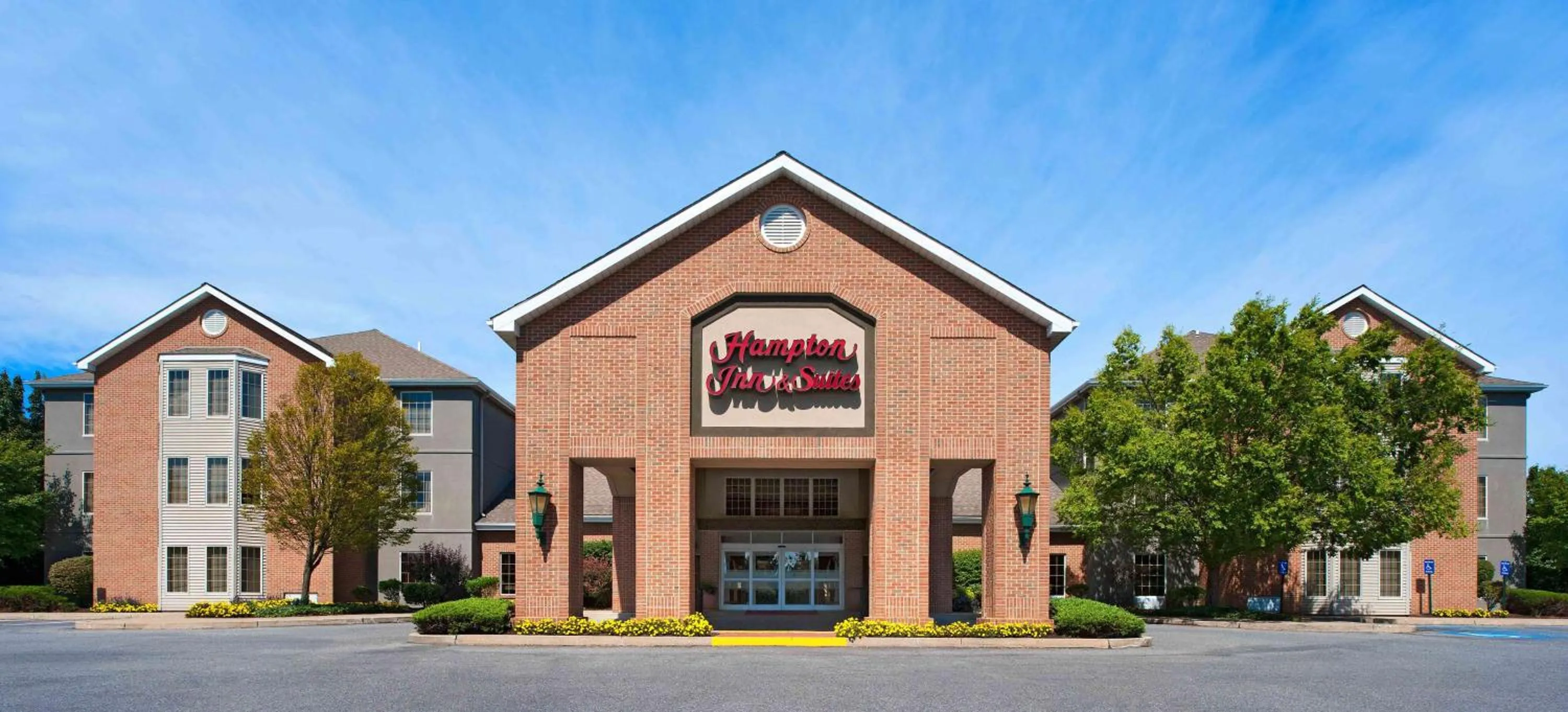Property building in Hampton Inn & Suites Bethlehem