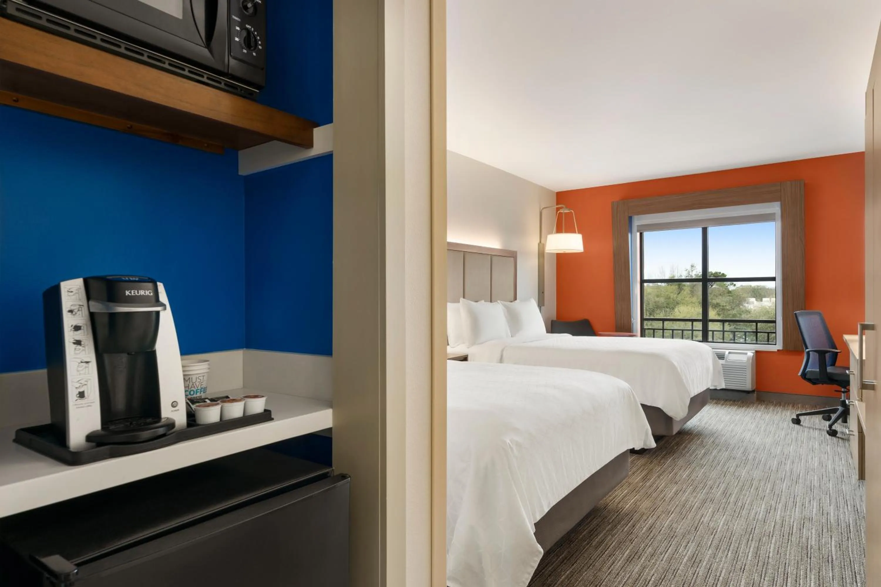 Coffee/tea facilities, Bed in Holiday Inn Express Hotel & Suites Mount Pleasant - Charleston by IHG