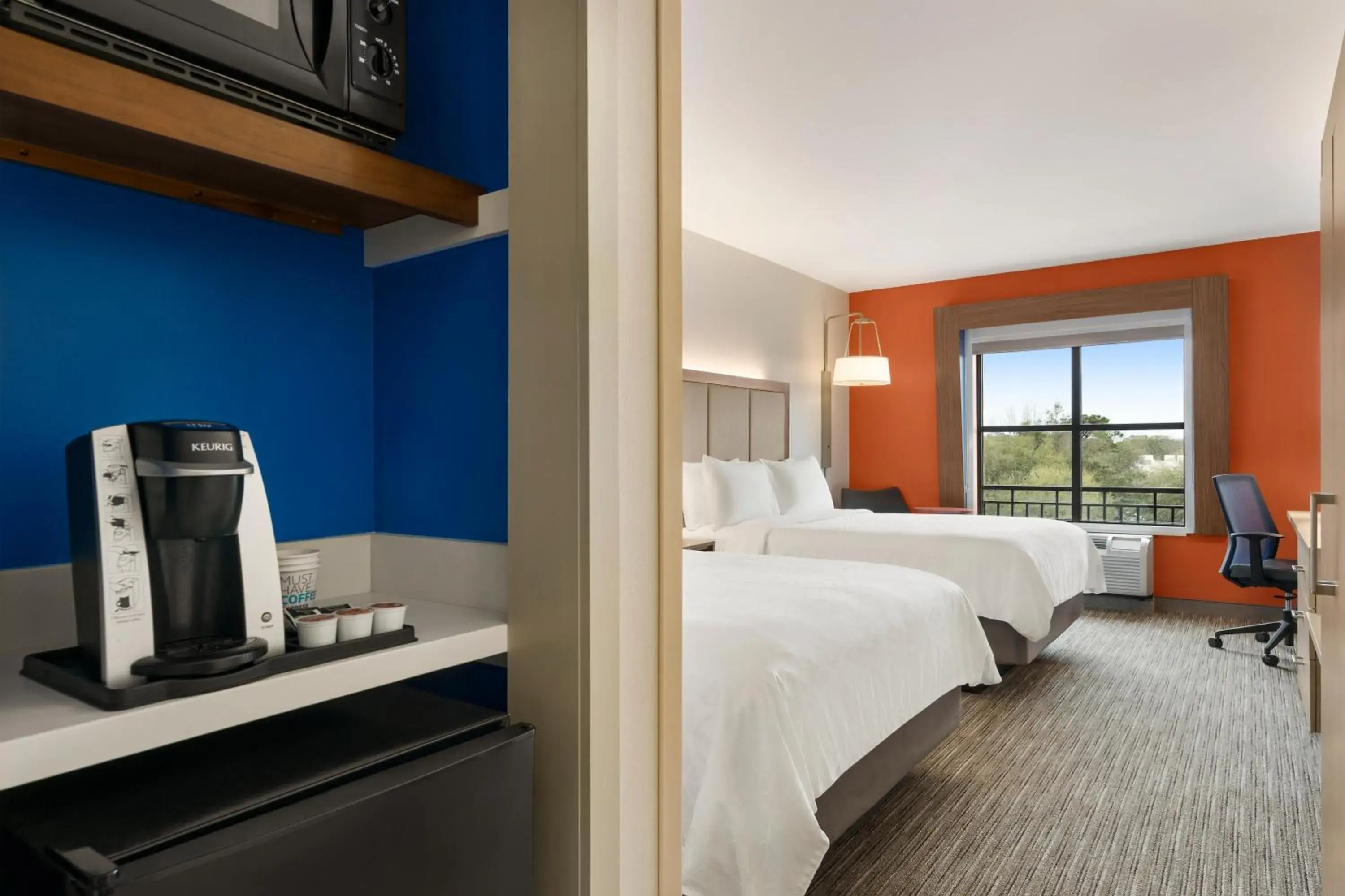 Coffee/tea facilities, Bed in Holiday Inn Express Hotel & Suites Mount Pleasant - Charleston by IHG Coffee/tea facilities, Bed in Holiday Inn Express Hotel & Suites Mount Pleasant - Charleston by IHG