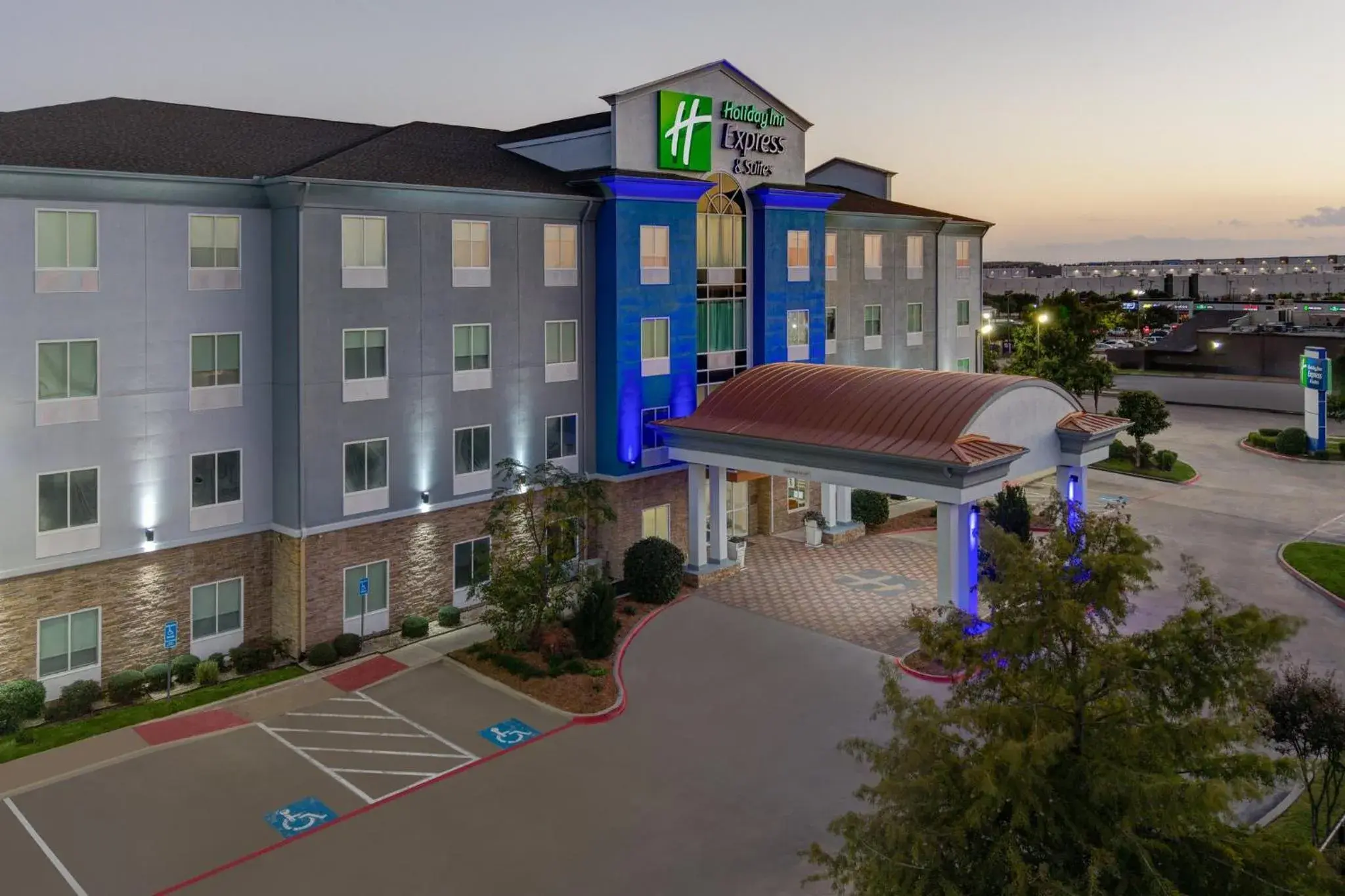 Property building in Holiday Inn Express Hotel & Suites Dallas West by IHG Property building in Holiday Inn Express Hotel & Suites Dallas West by IHG