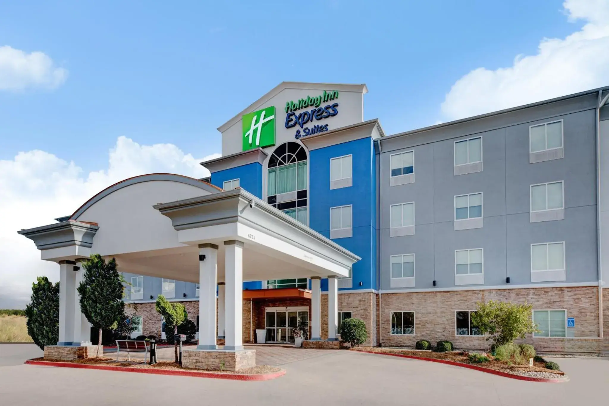 Property building in Holiday Inn Express Hotel & Suites Dallas West by IHG Property building in Holiday Inn Express Hotel & Suites Dallas West by IHG