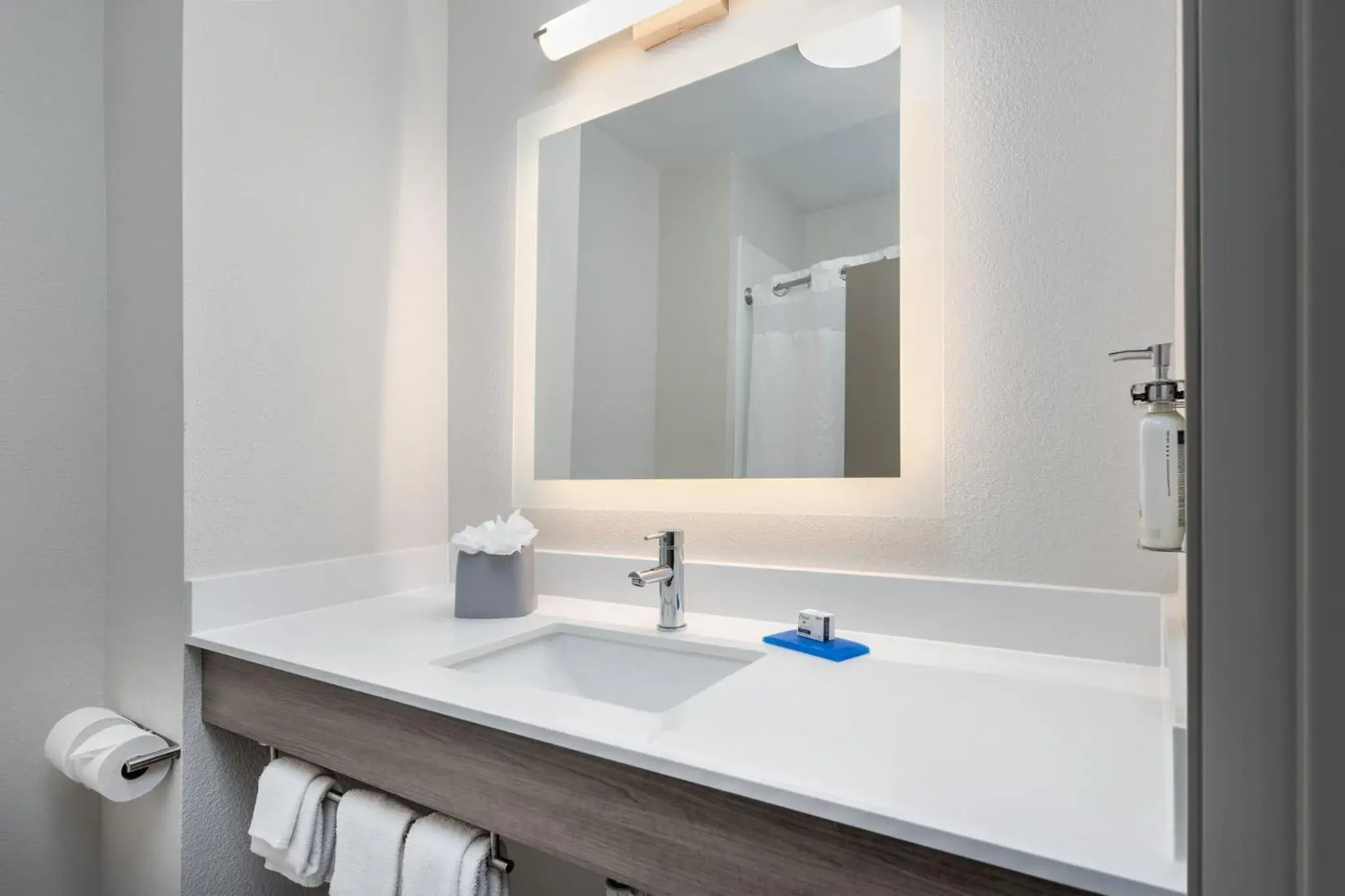 Photo of the whole room in Holiday Inn Express Hotel & Suites Dallas West by IHG Photo of the whole room in Holiday Inn Express Hotel & Suites Dallas West by IHG