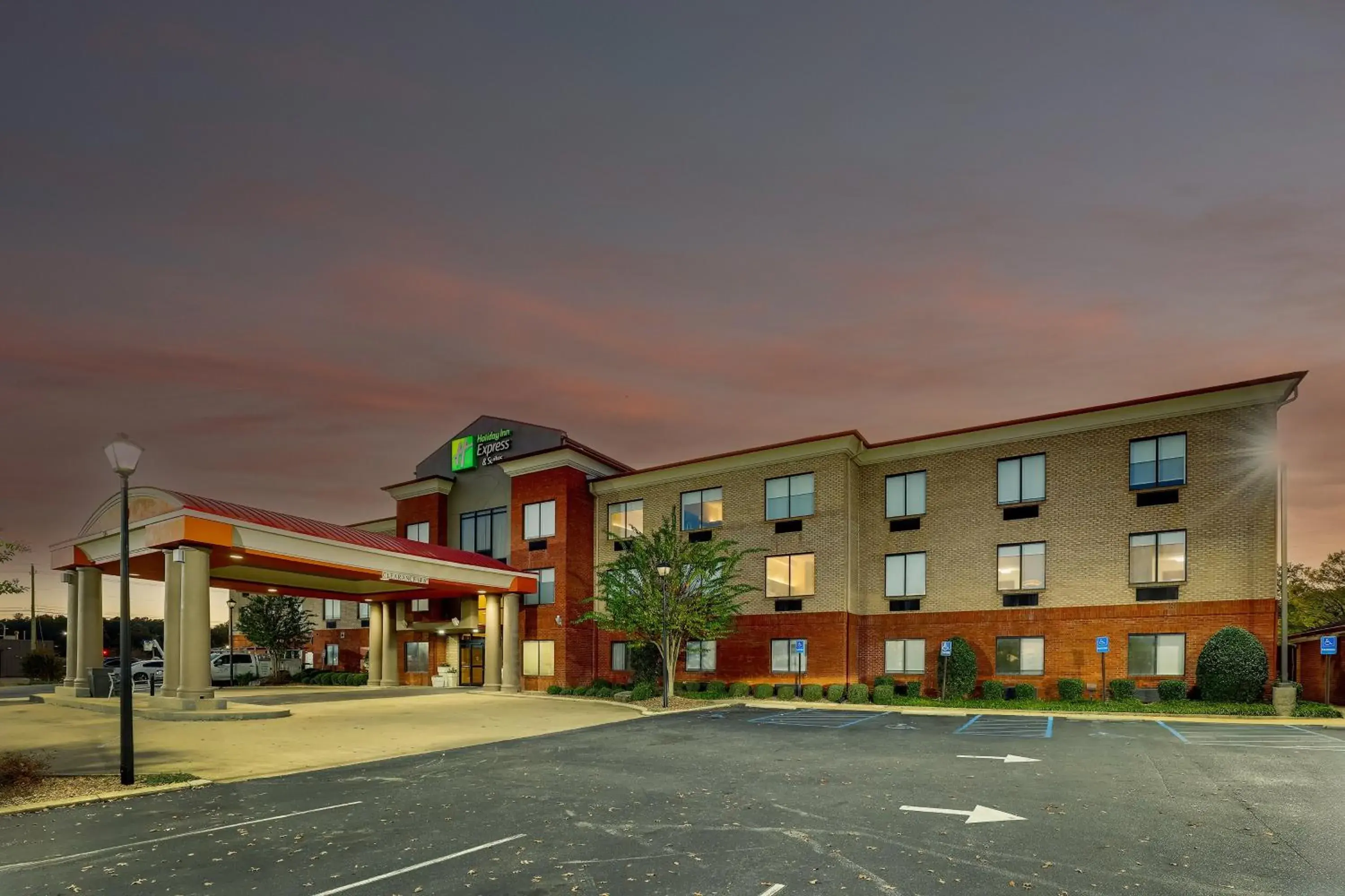Property building in Holiday Inn Express Hotel & Suites- Gadsden by IHG Property building in Holiday Inn Express Hotel & Suites- Gadsden by IHG