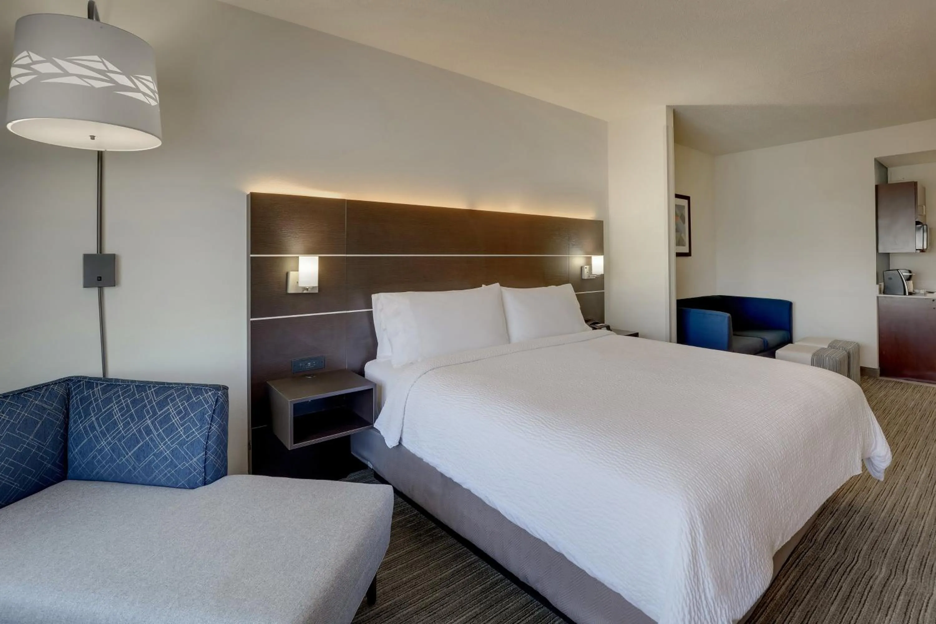 Photo of the whole room, Bed in Holiday Inn Express Hotel & Suites- Gadsden by IHG