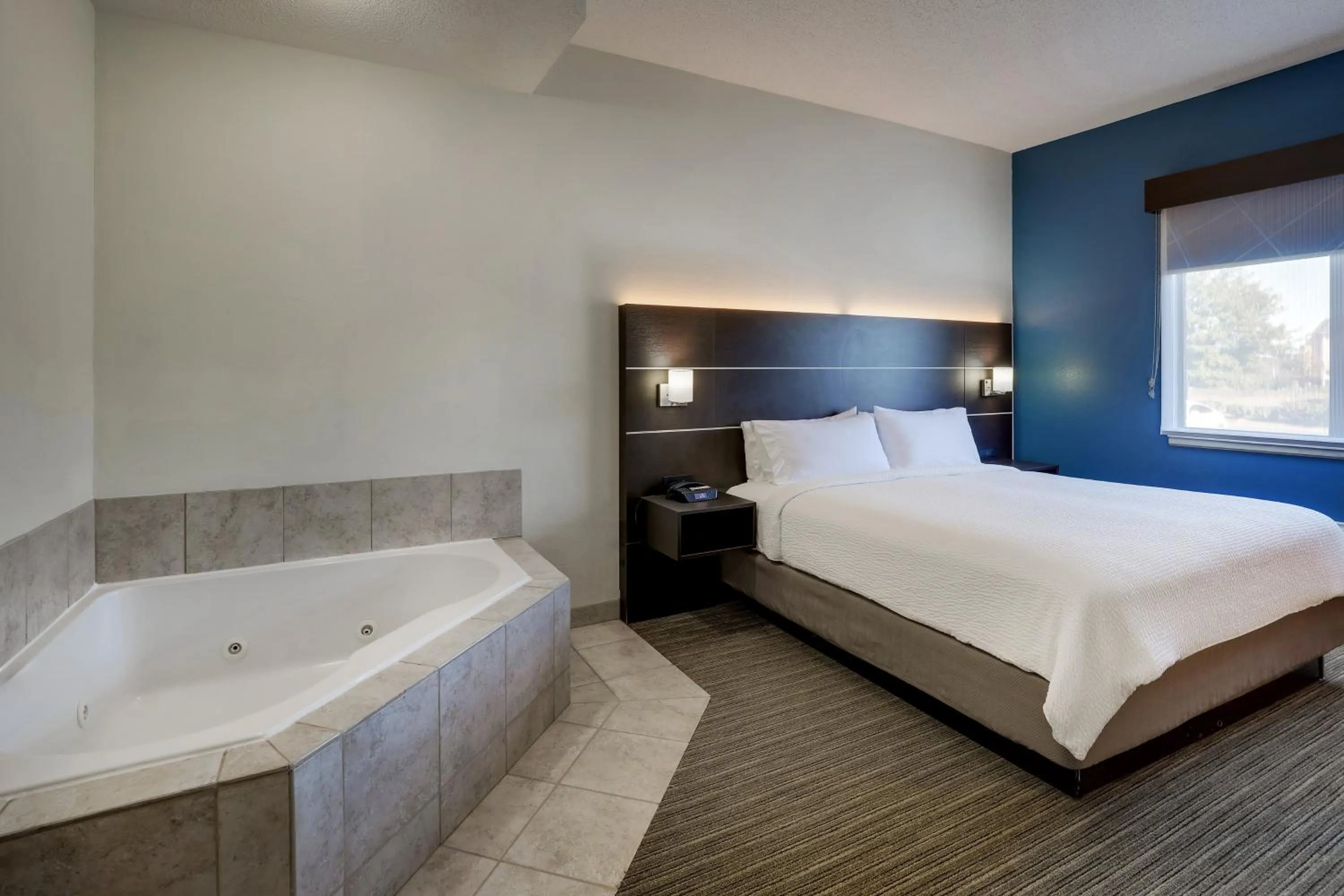 Photo of the whole room, Bed in Holiday Inn Express Hotel & Suites- Gadsden by IHG