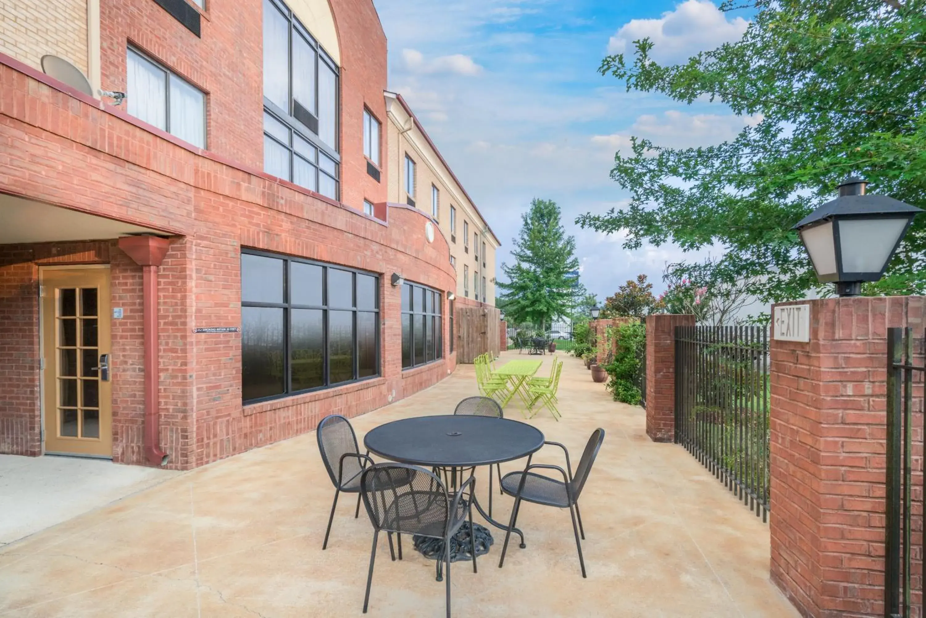 Property building in Holiday Inn Express Hotel & Suites- Gadsden by IHG Property building in Holiday Inn Express Hotel & Suites- Gadsden by IHG