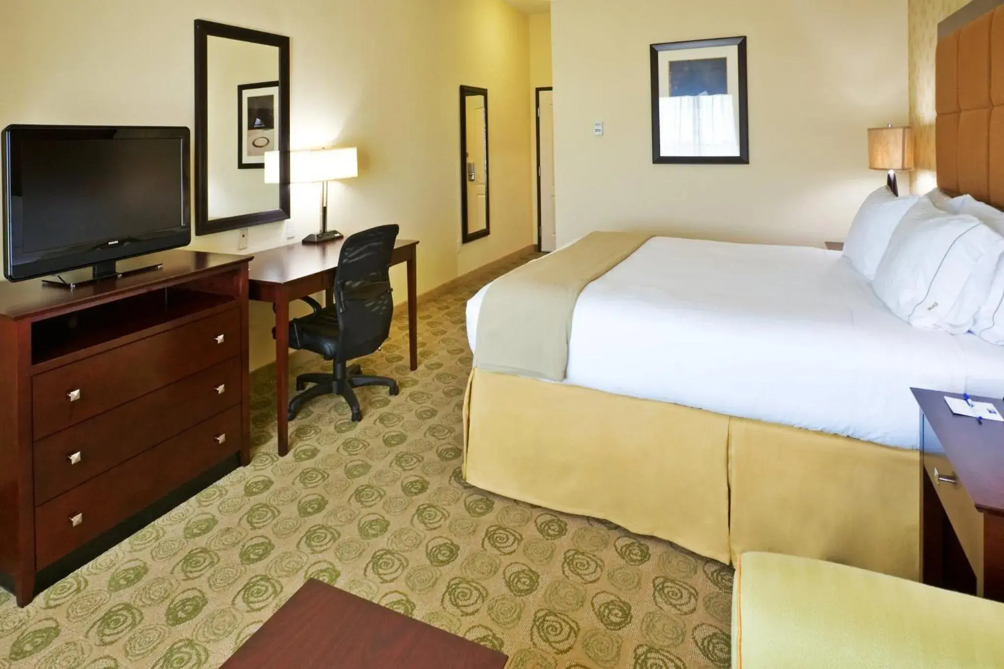 Photo of the whole room, Bed in Holiday Inn Express & Suites Dallas Fair Park