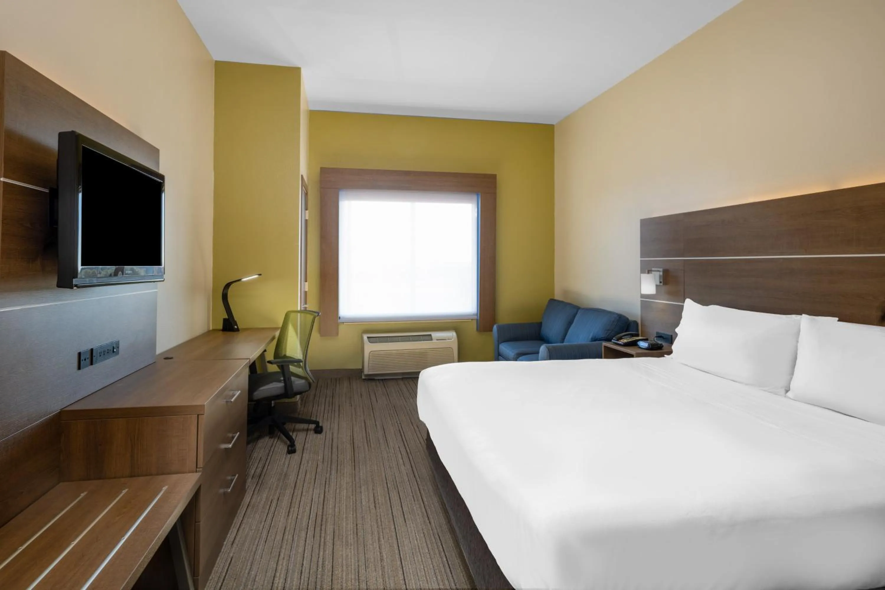 Photo of the whole room, Bed in Holiday Inn Express & Suites Dallas East - Fair Park by IHG
