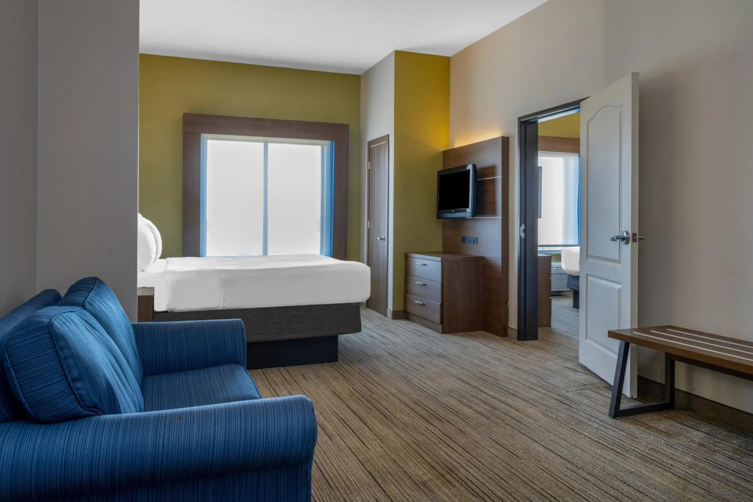 Photo of the whole room, Bed in Holiday Inn Express & Suites Dallas Fair Park