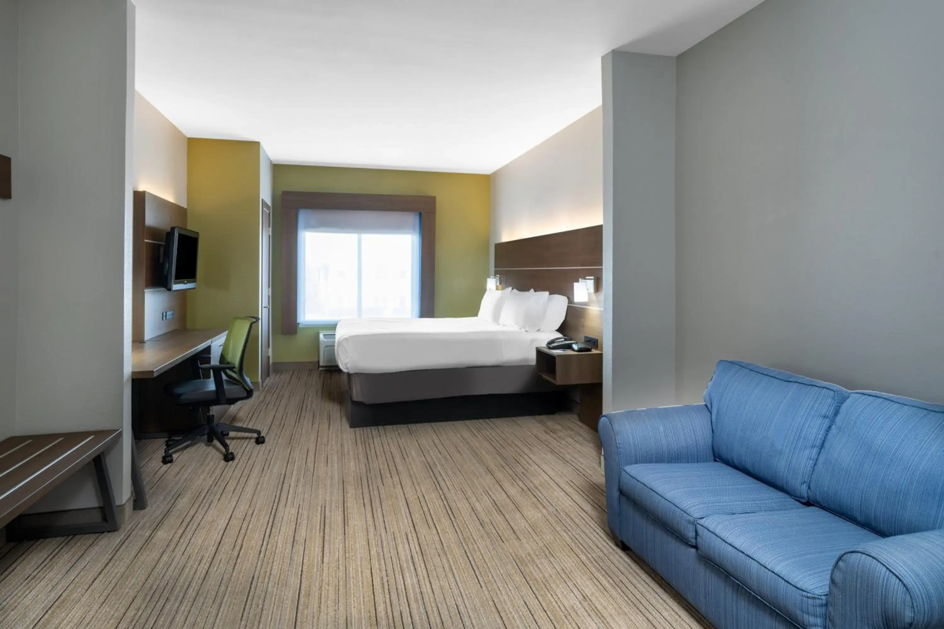 Photo of the whole room, Bed in Holiday Inn Express & Suites Dallas Fair Park