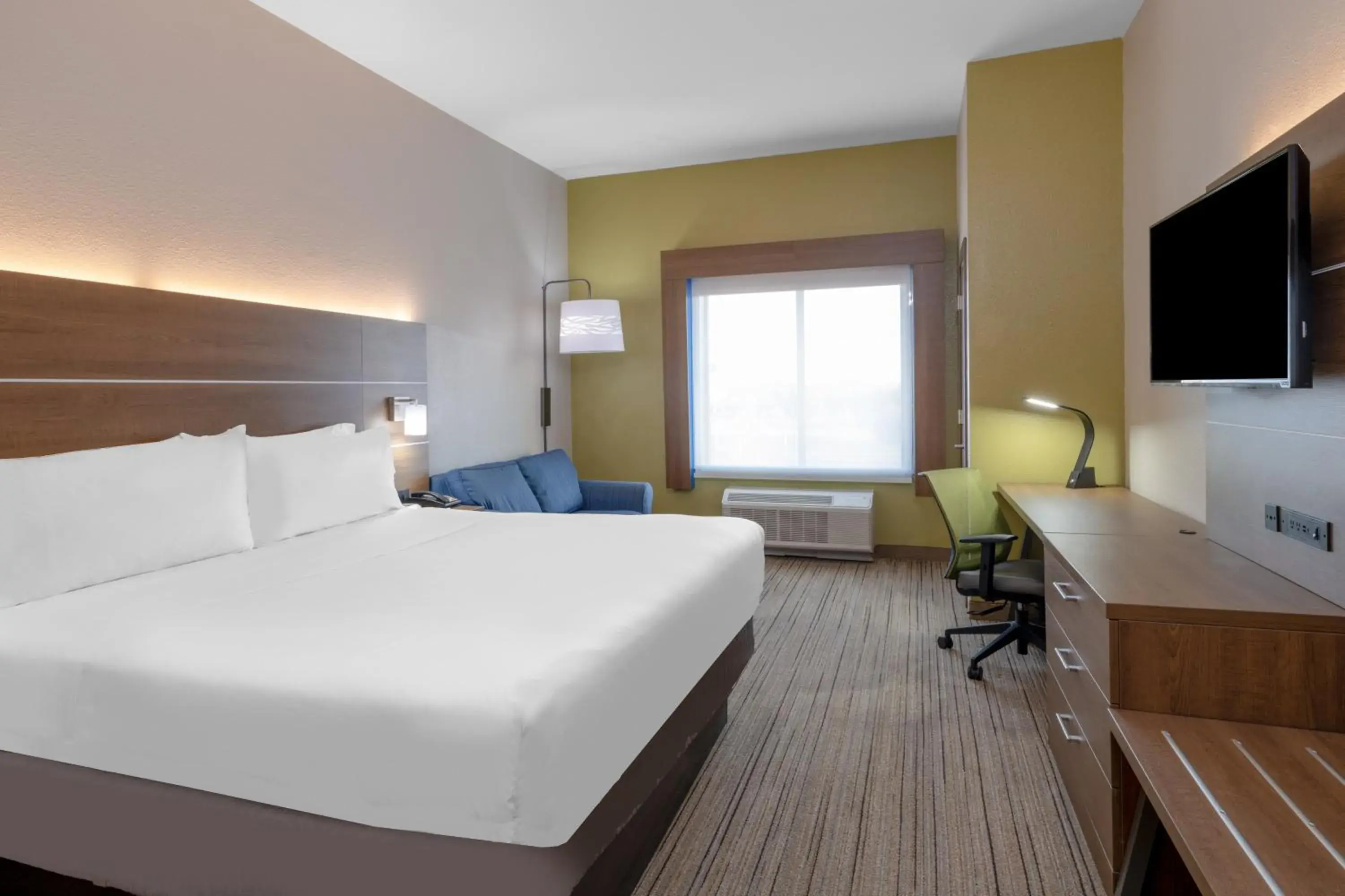 Photo of the whole room, Bed in Holiday Inn Express & Suites Dallas Fair Park