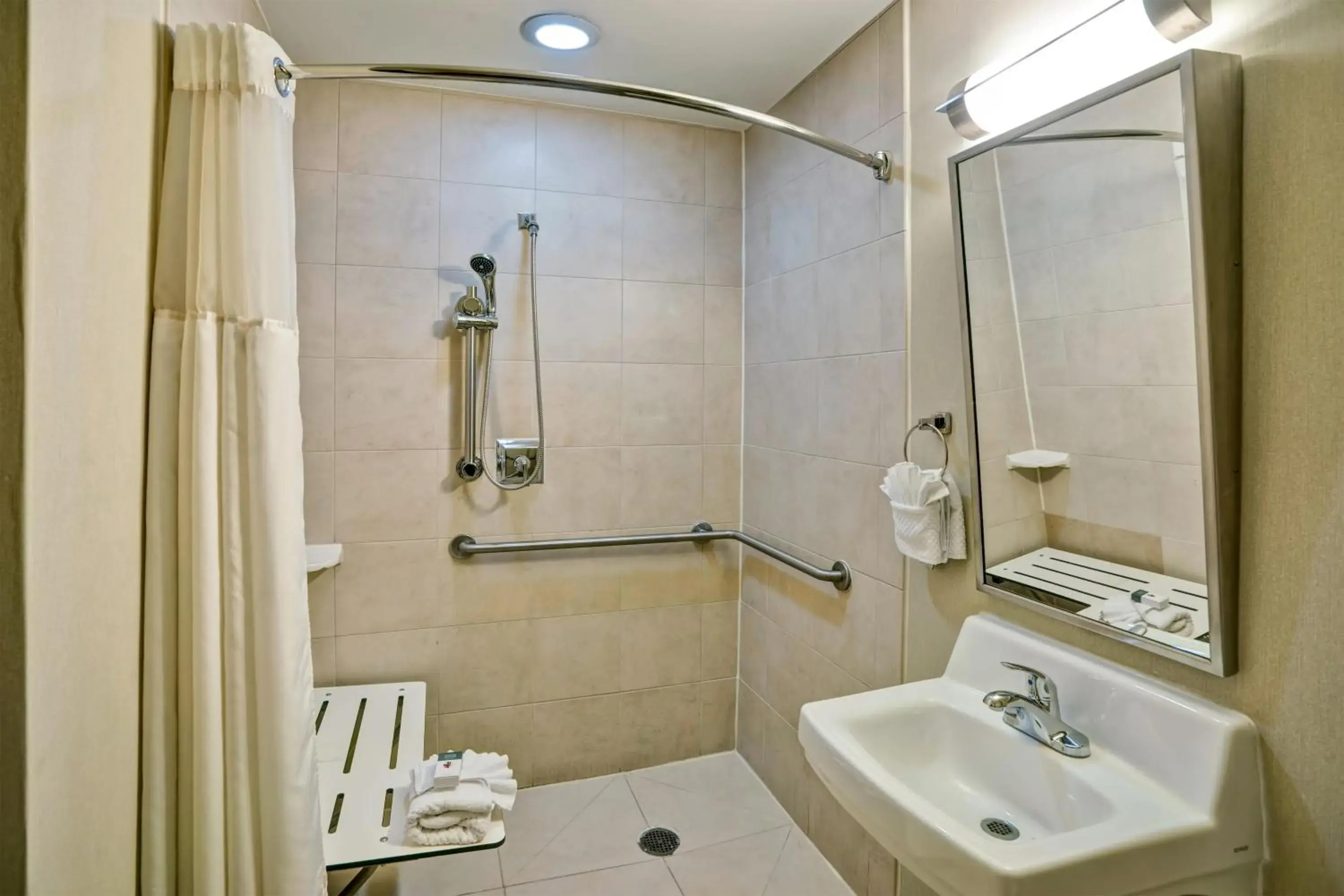 King Room with Roll-In Shower - Mobility Access in DoubleTree by Hilton Downtown Wilmington - Legal District King Room with Roll-In Shower - Mobility Access in DoubleTree by Hilton Downtown Wilmington - Legal District