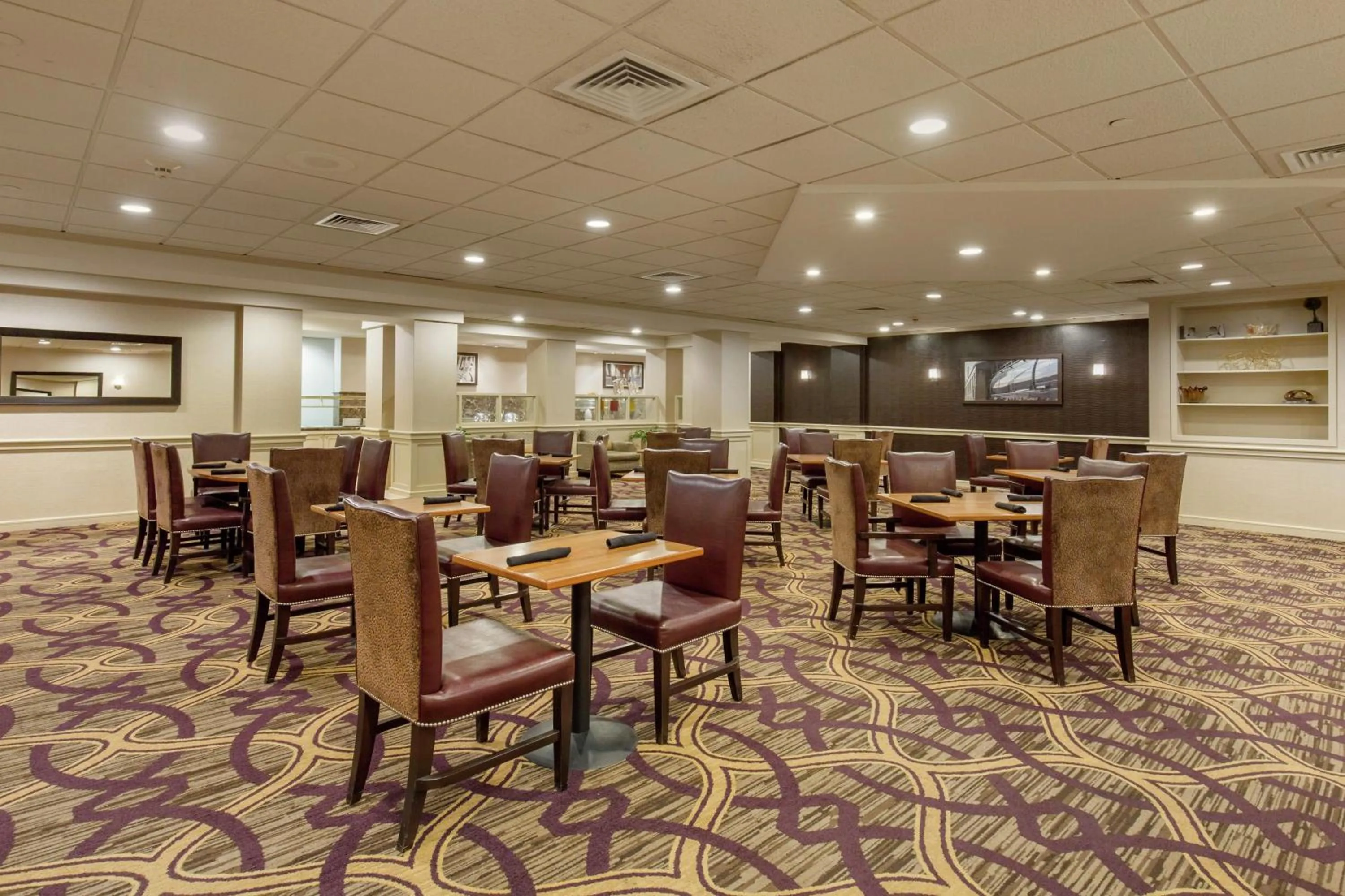 Dining area in DoubleTree by Hilton Downtown Wilmington - Legal District