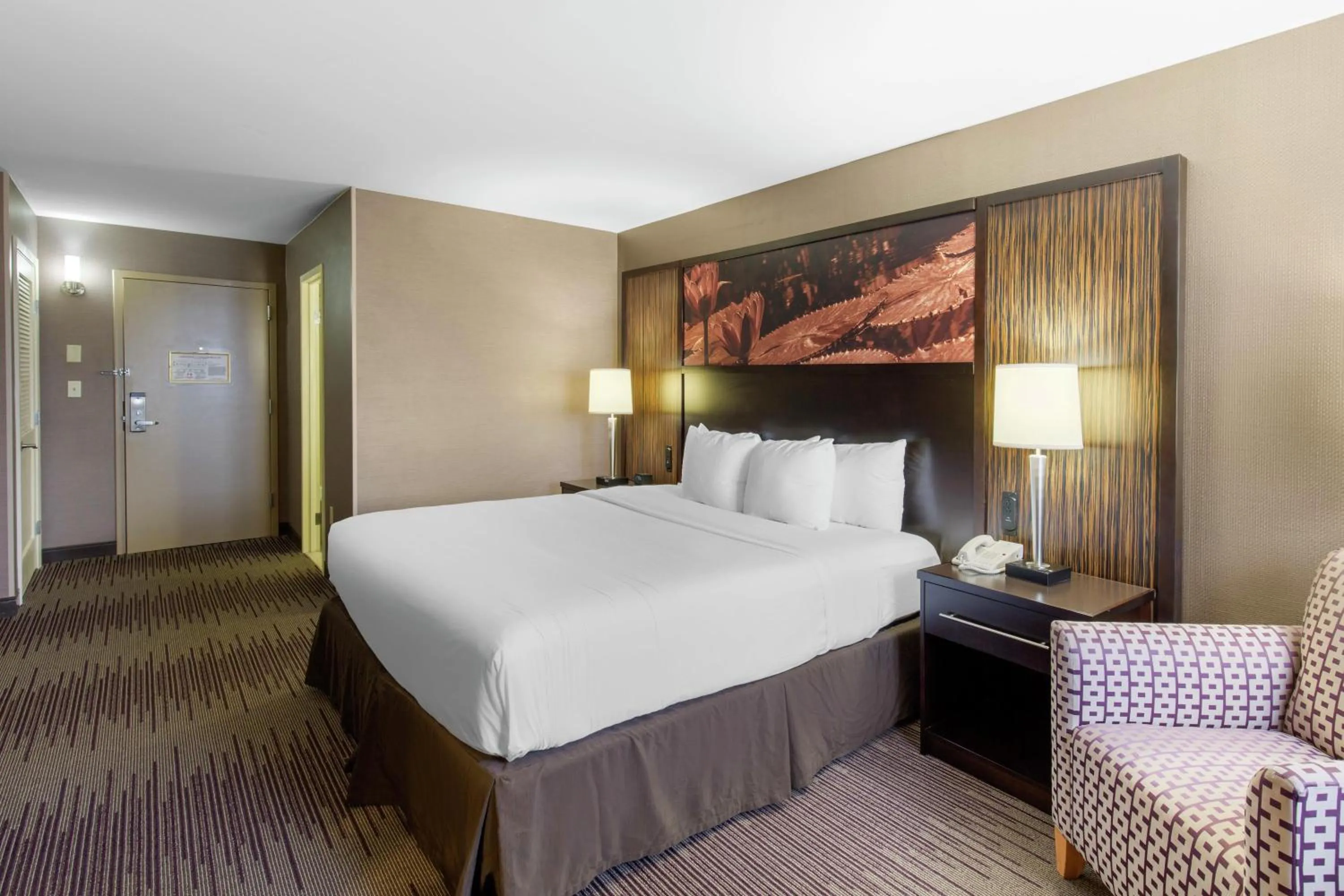 Bedroom, Bed in DoubleTree by Hilton Downtown Wilmington - Legal District