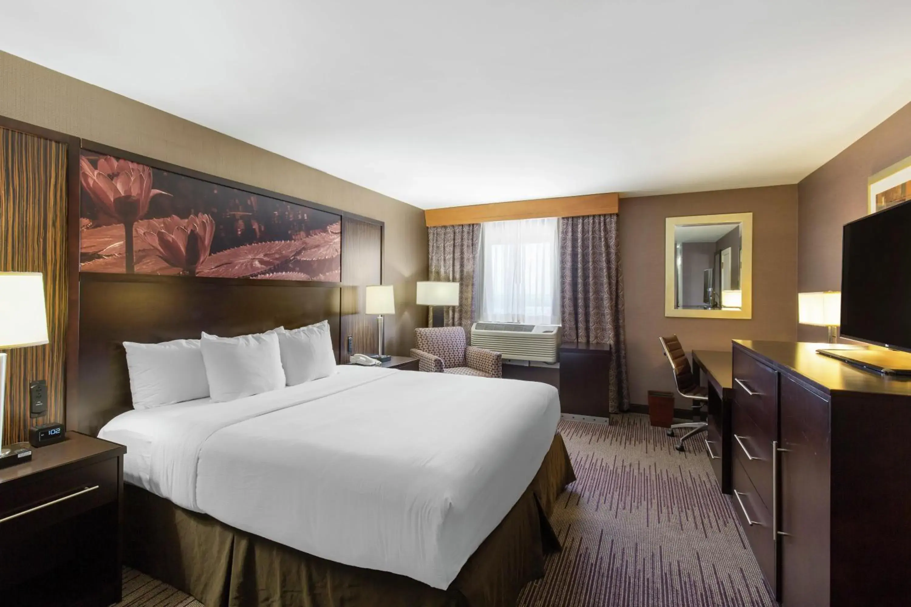 Bedroom, Bed in DoubleTree by Hilton Downtown Wilmington - Legal District Bedroom, Bed in DoubleTree by Hilton Downtown Wilmington - Legal District