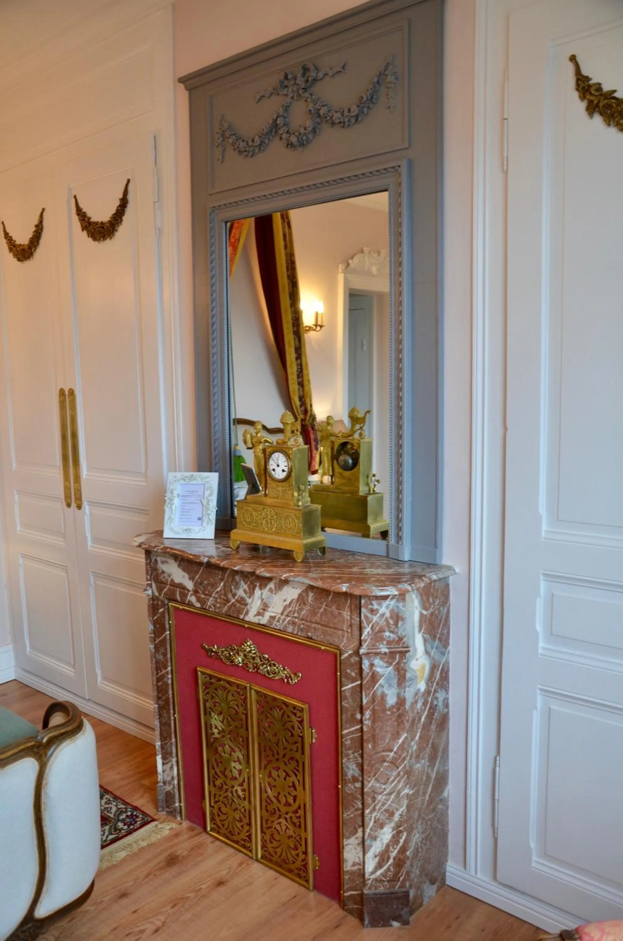 Decorative detail in La Minaudière 62