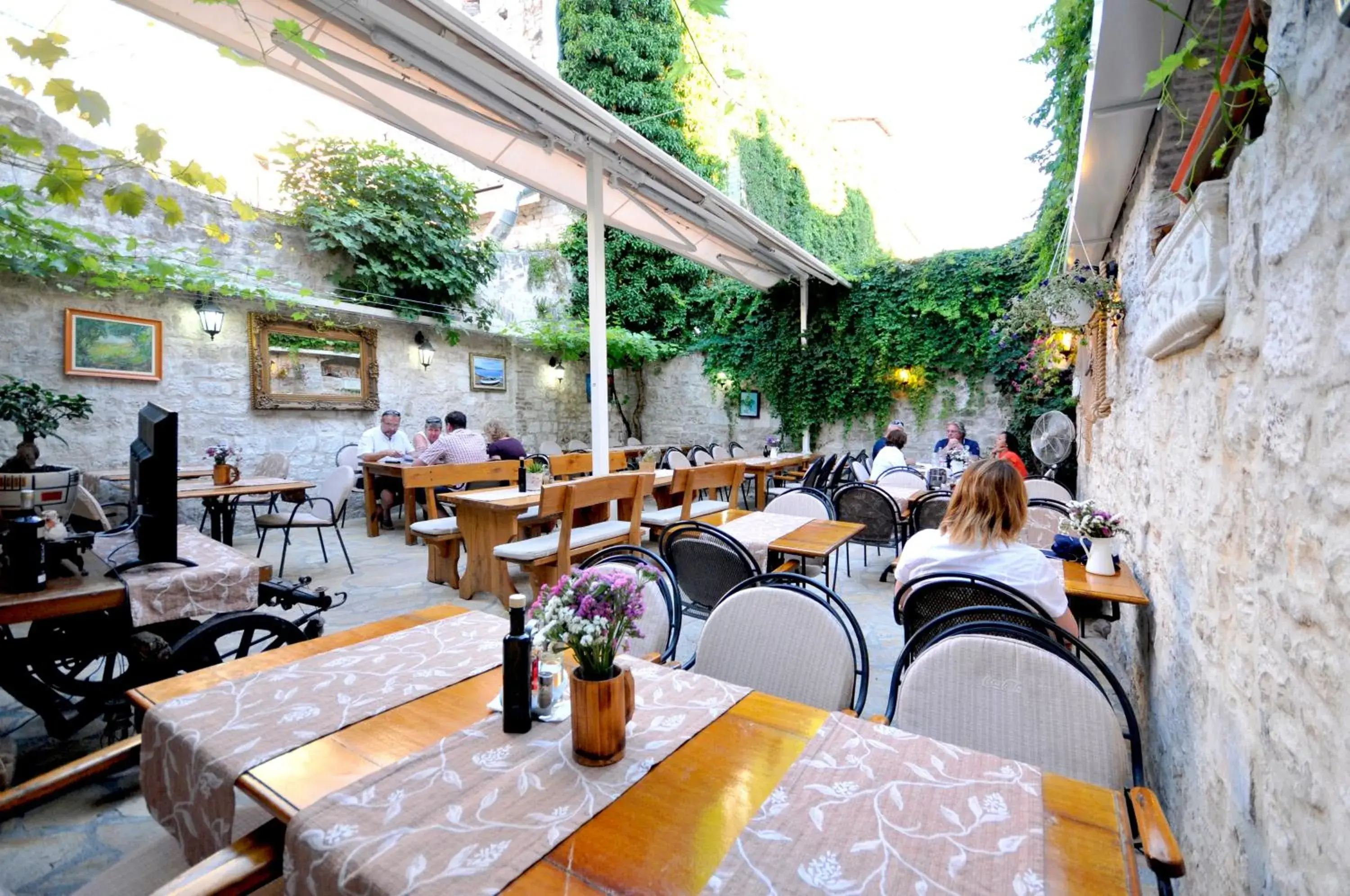 Restaurant/places to eat in Palace Central Square Restaurant/places to eat in Palace Central Square