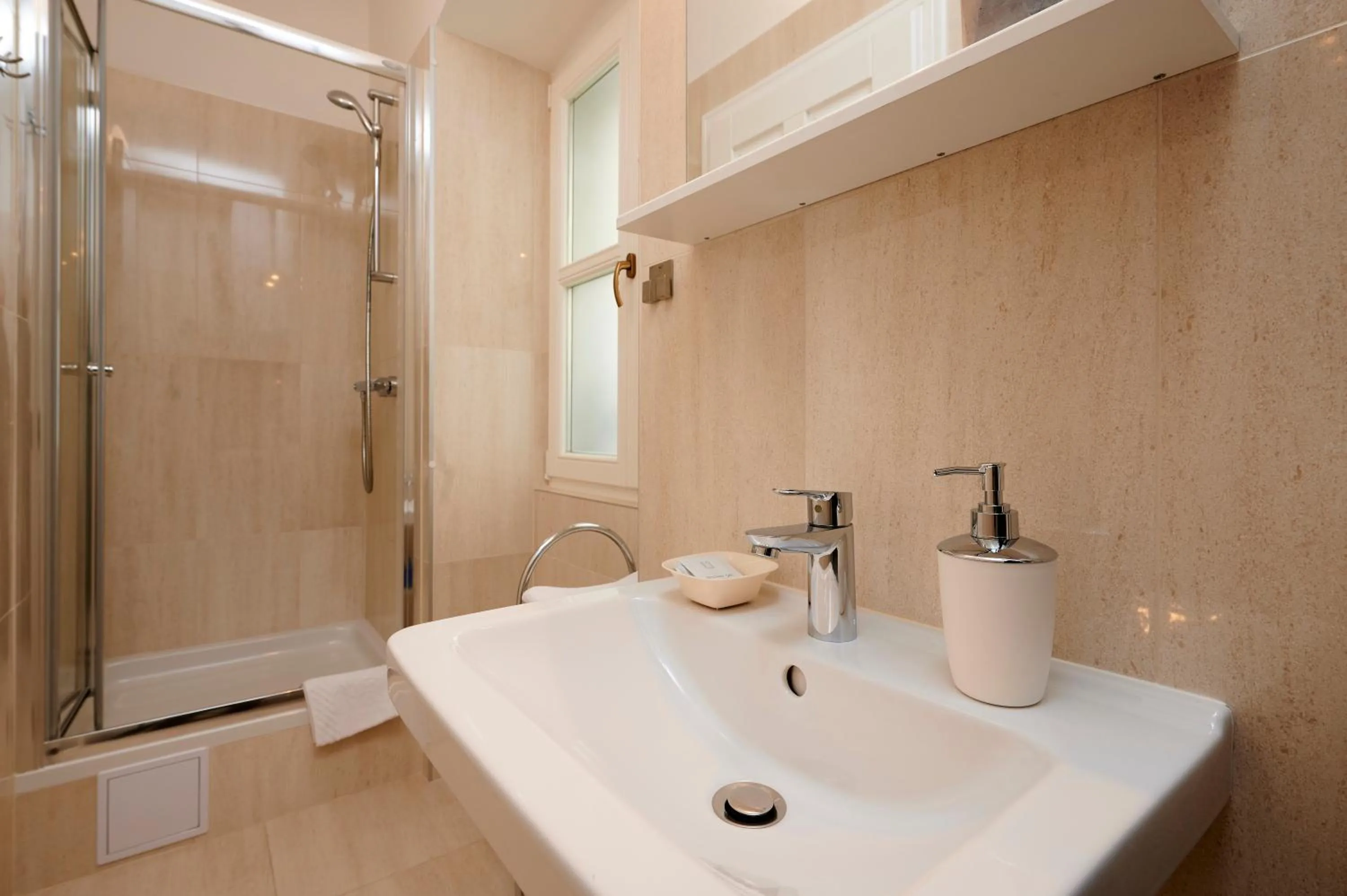 Shower in Palace Central Square