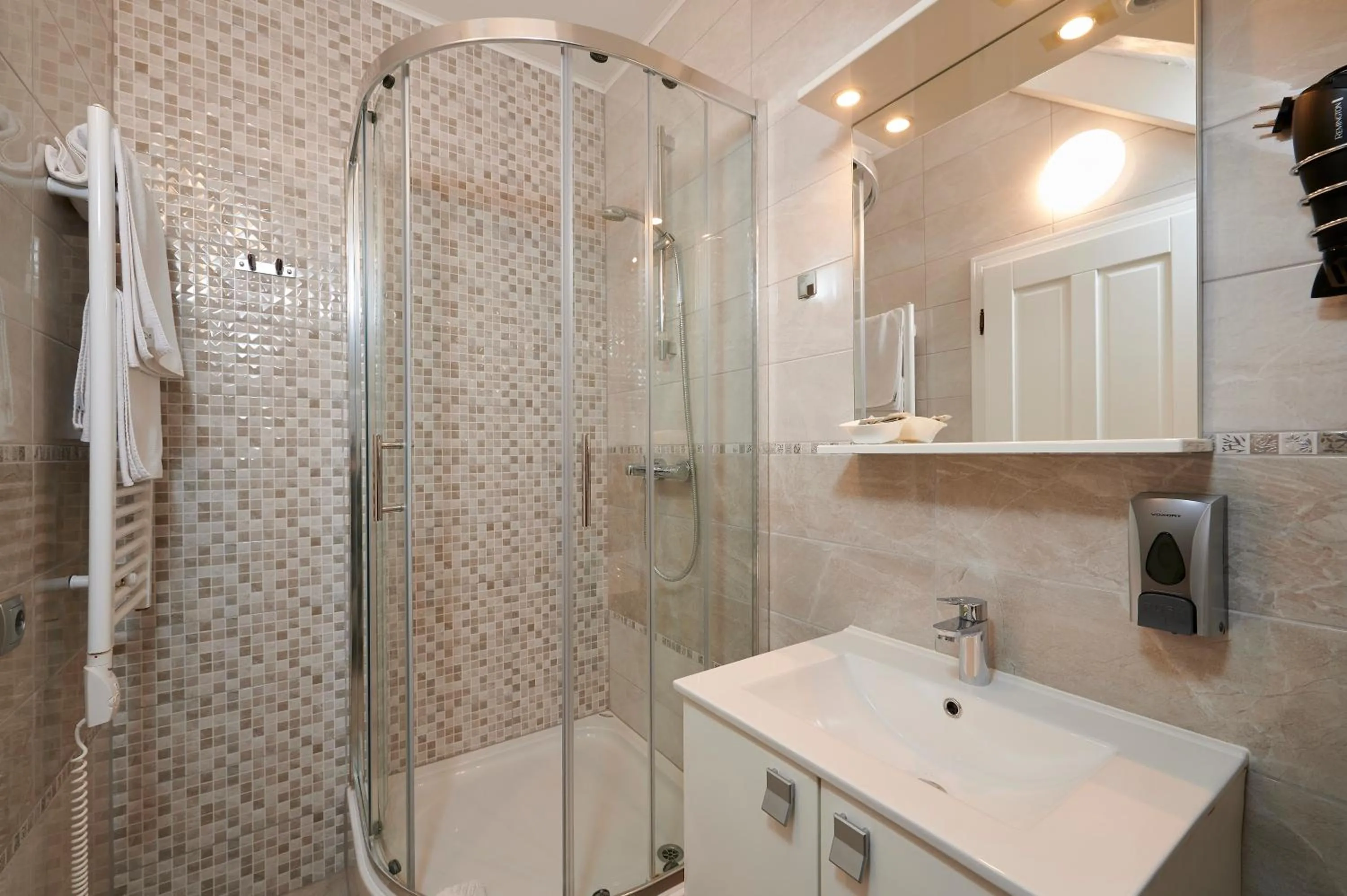 Shower in Palace Central Square