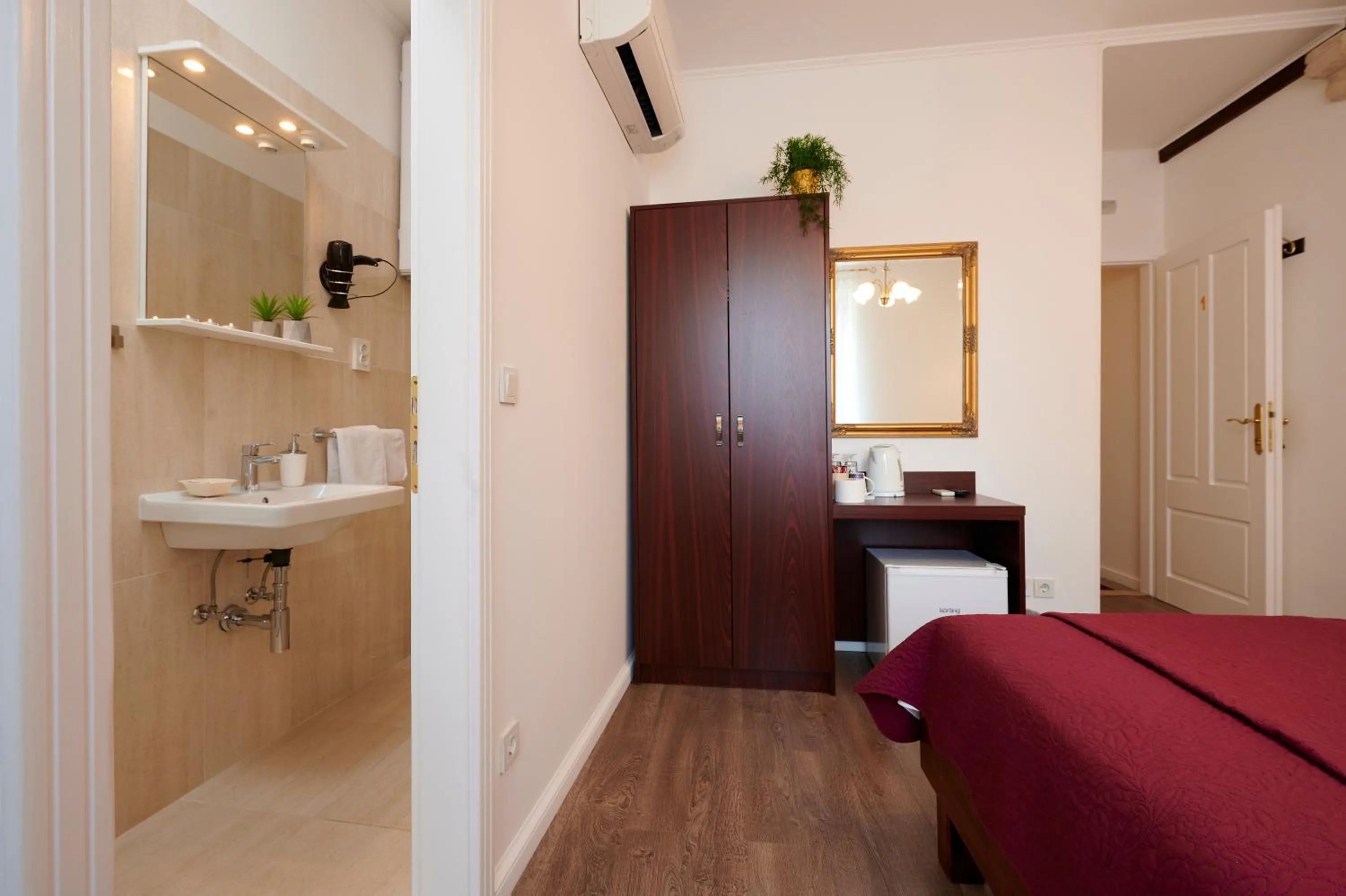 Photo of the whole room, Bed in Palace Central Square