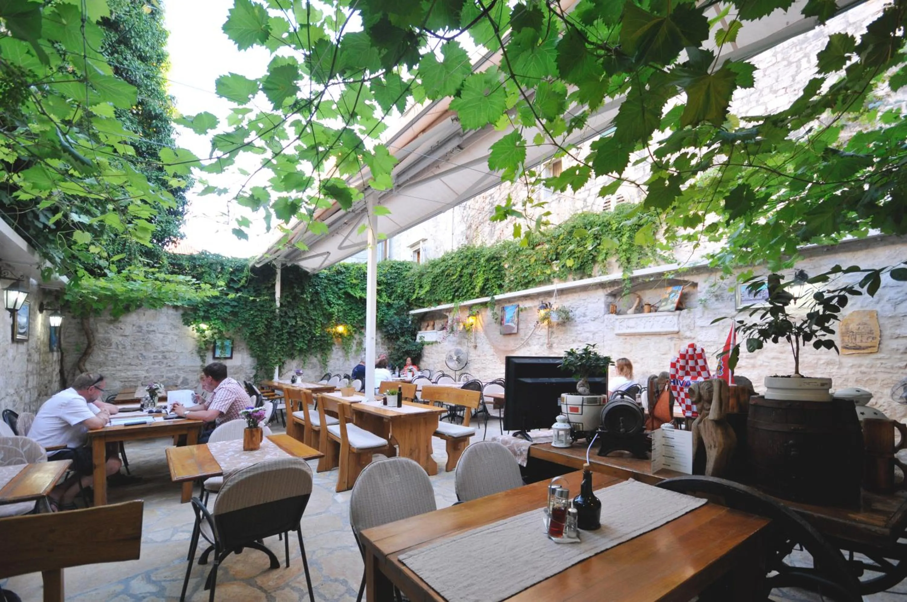 Restaurant/places to eat in Palace Central Square