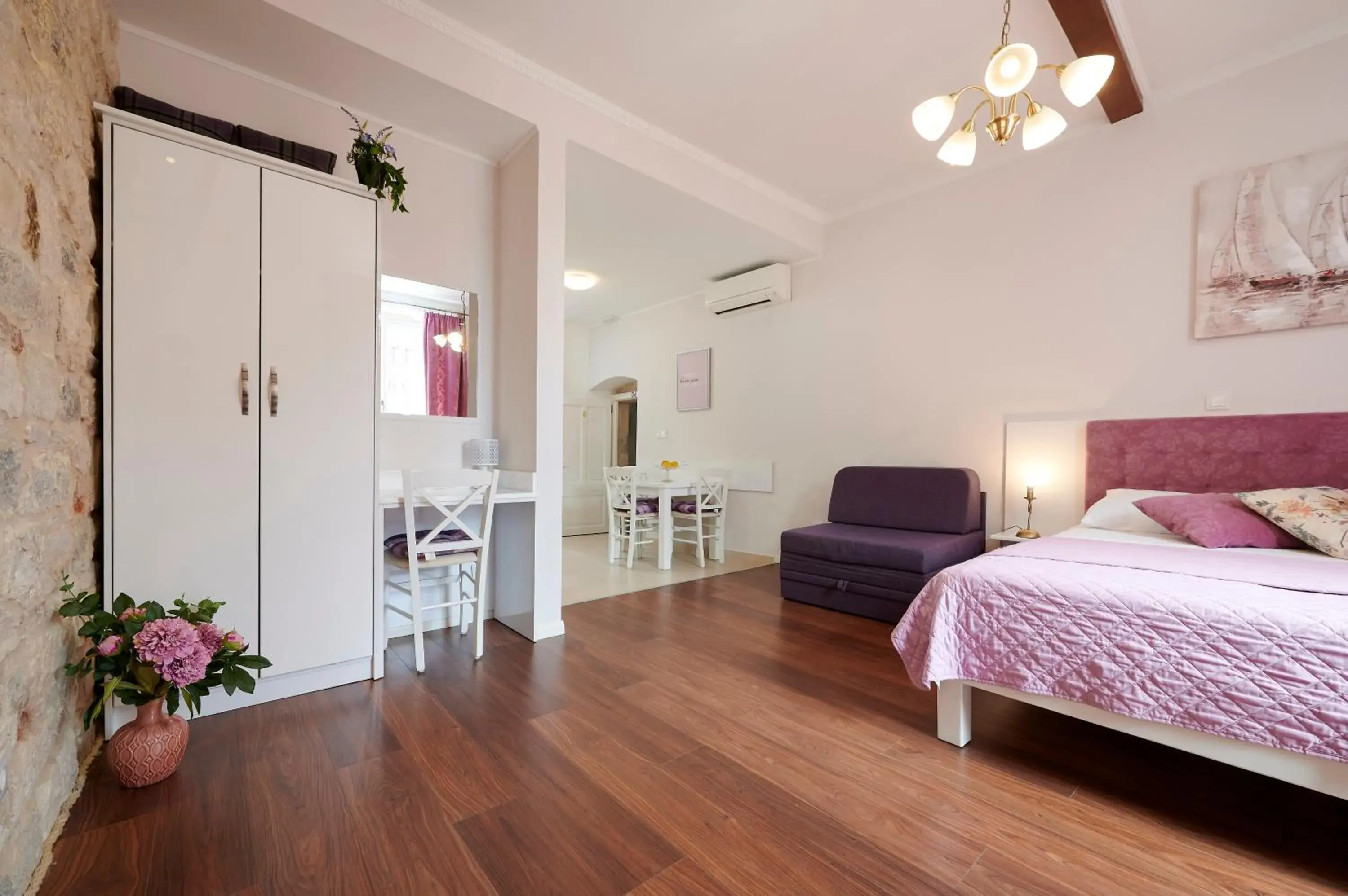 Photo of the whole room, Bed in Palace Central Square Photo of the whole room, Bed in Palace Central Square