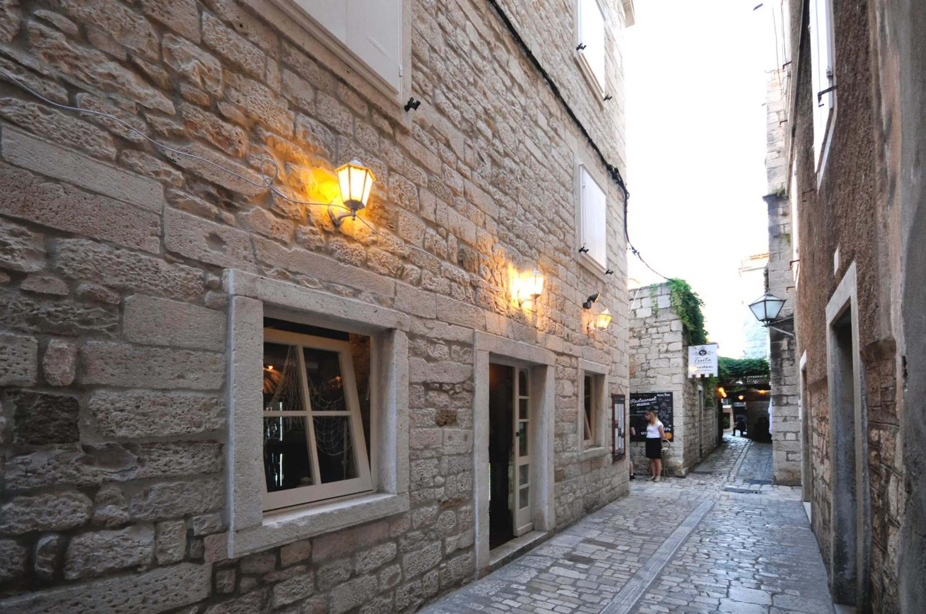 Restaurant/places to eat in Palace Central Square