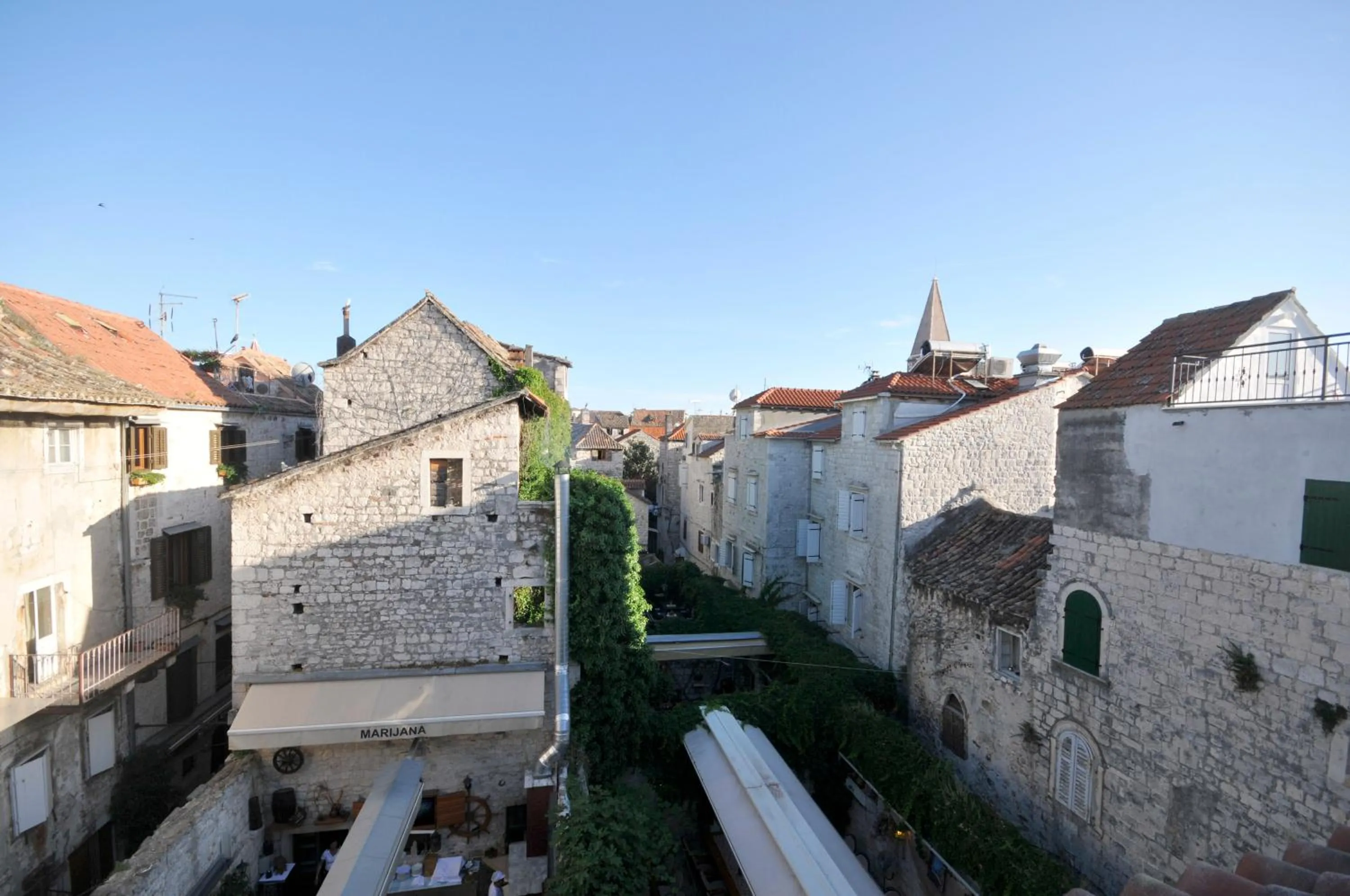 City view in Palace Central Square