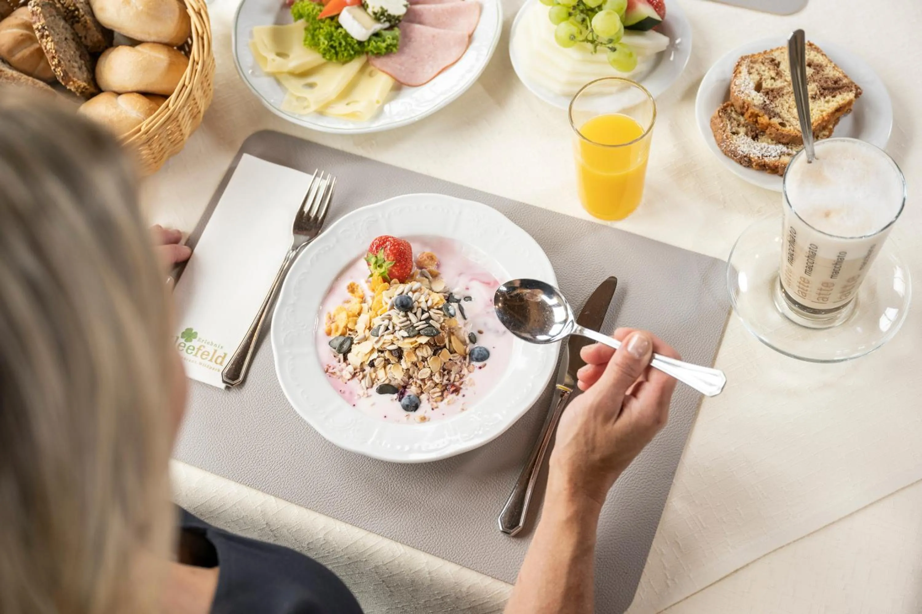 Restaurant/places to eat in Gasthof Kleefeld