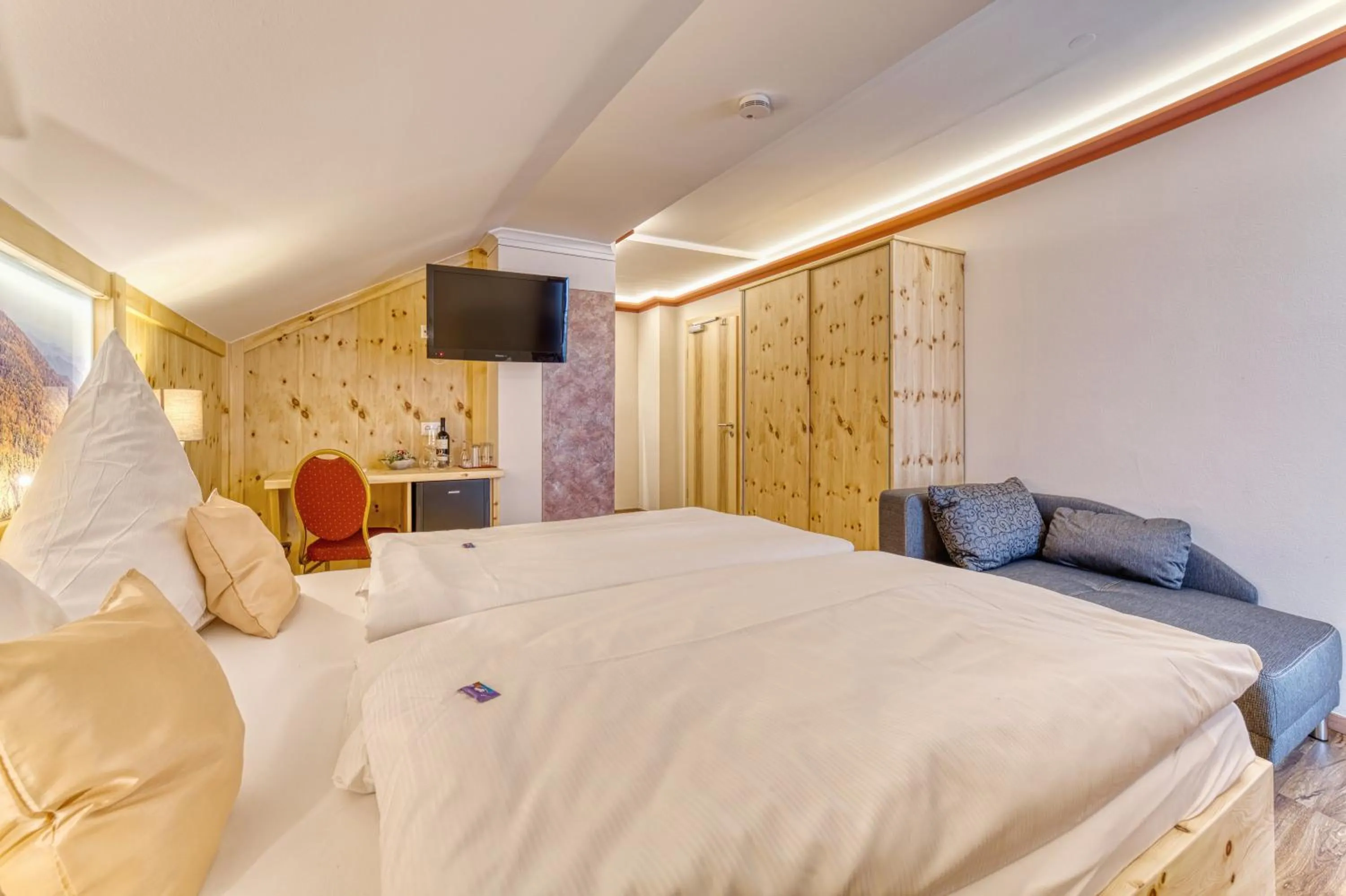 Seating area, Bed in Hotel Hirschenstein