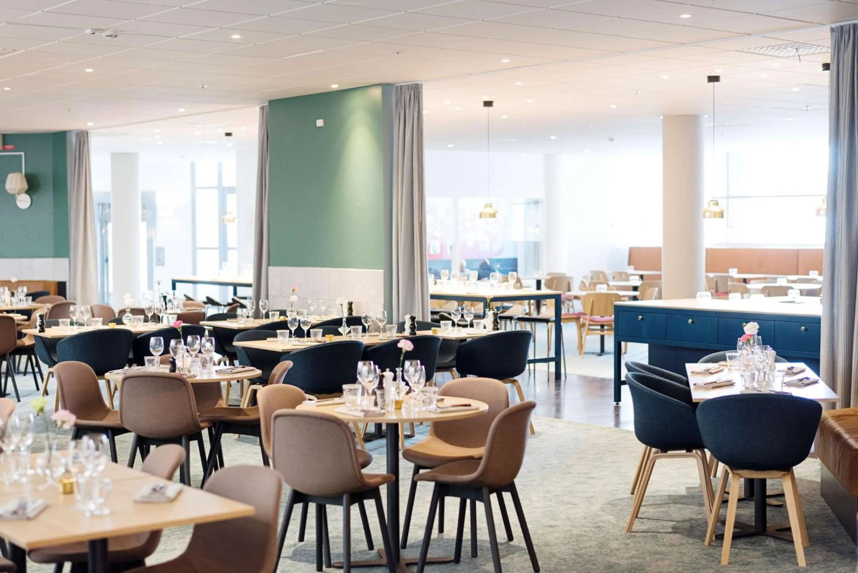 Restaurant/places to eat in Scandic Crown