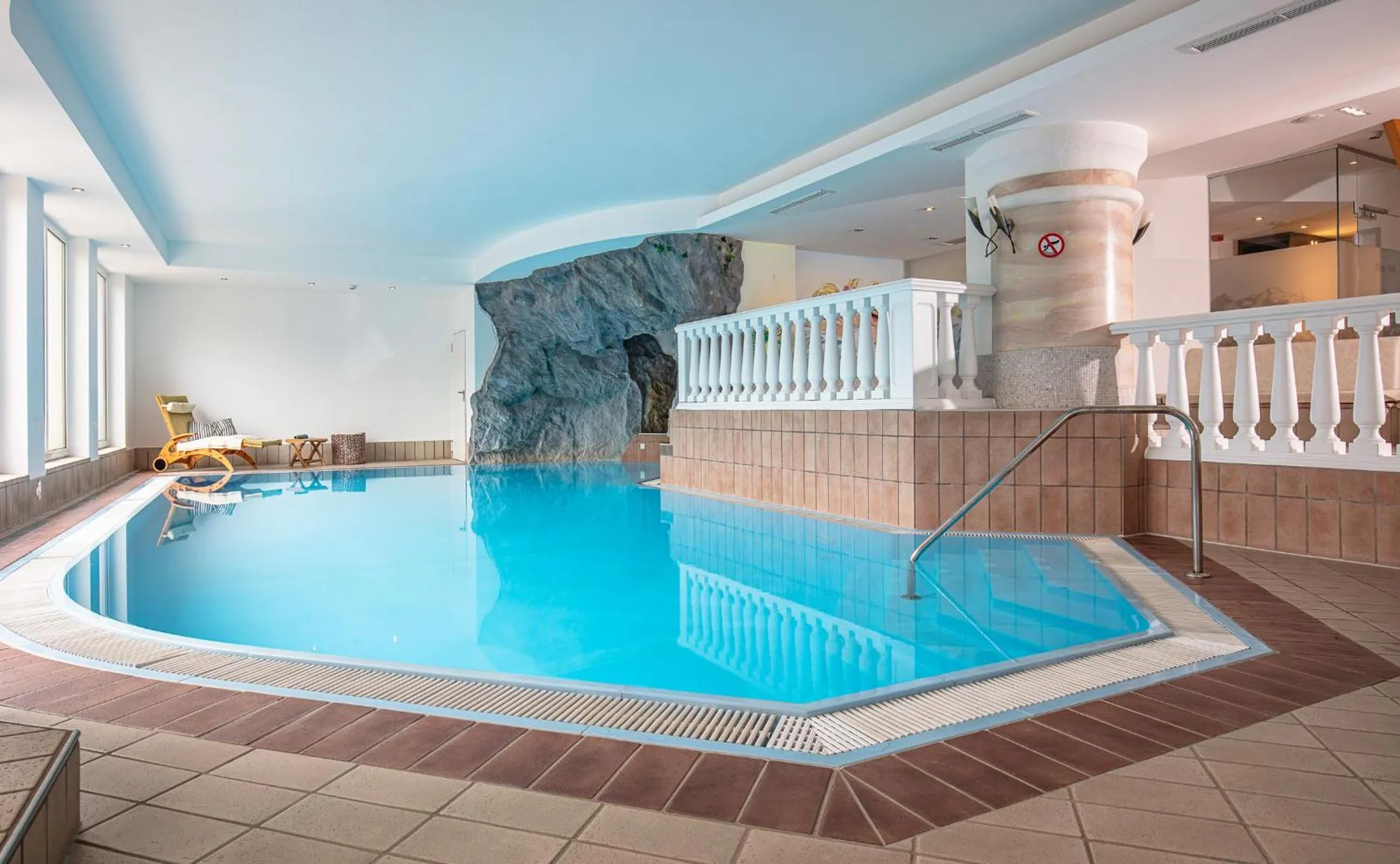 Swimming pool in Hotel Falknerhof