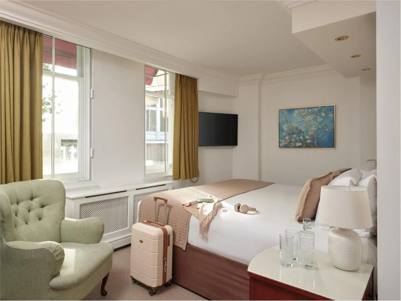 hair dryier, Bed in The Prime London Hotel