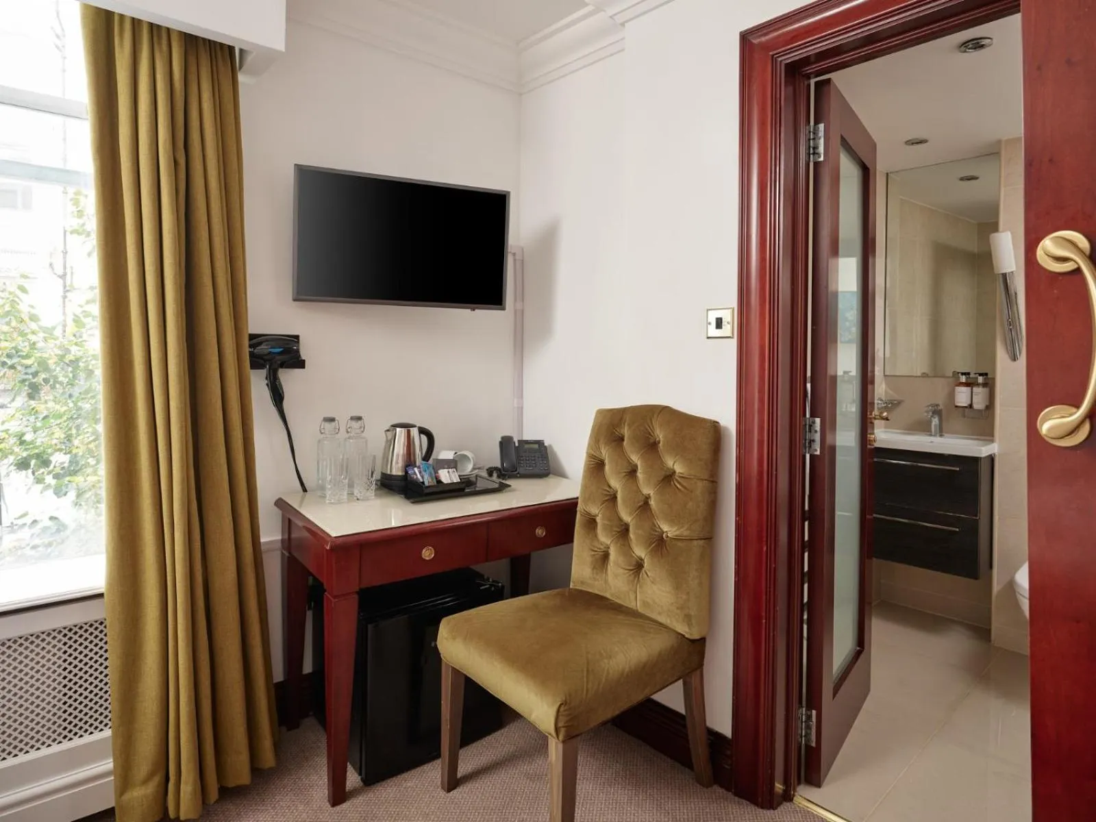 Kitchen or kitchenette in The Prime London Hotel