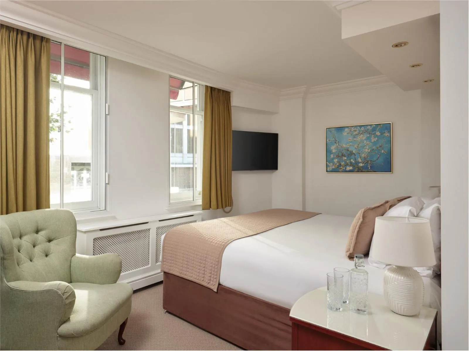 Bed in The Prime London Hotel