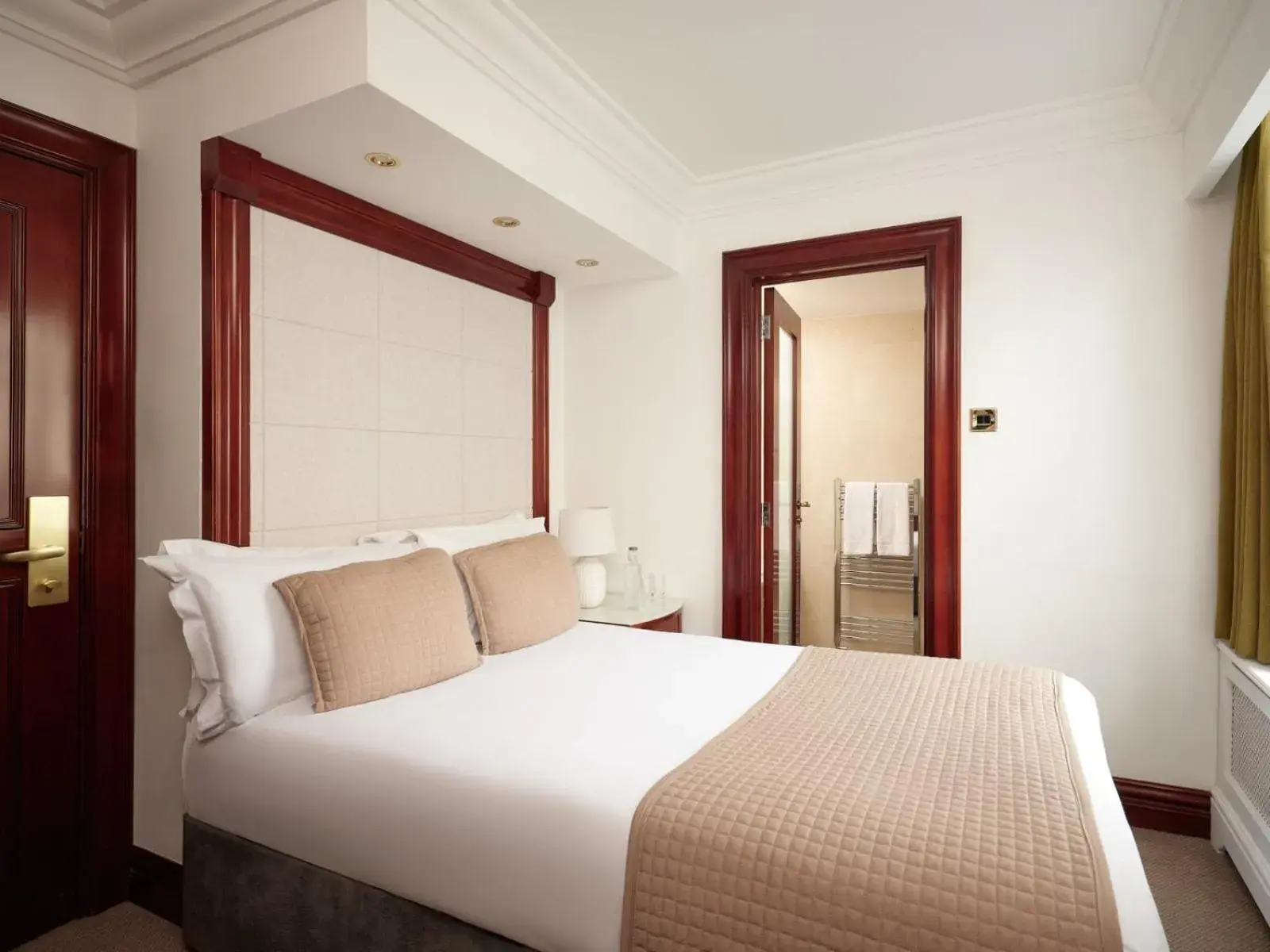 TV and multimedia, Bed in The Prime London Hotel TV and multimedia, Bed in The Prime London Hotel