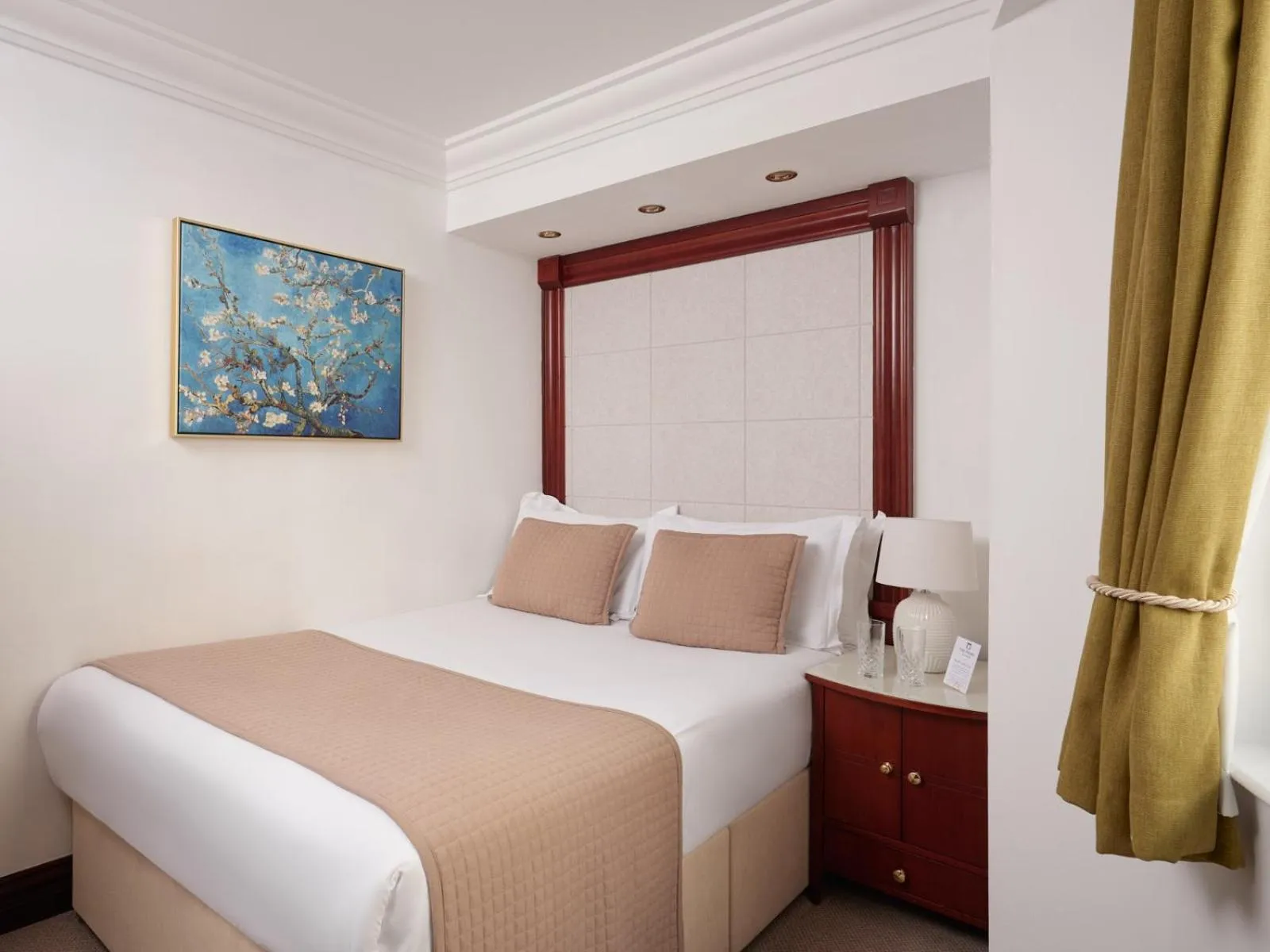 TV and multimedia, Bed in The Prime London Hotel