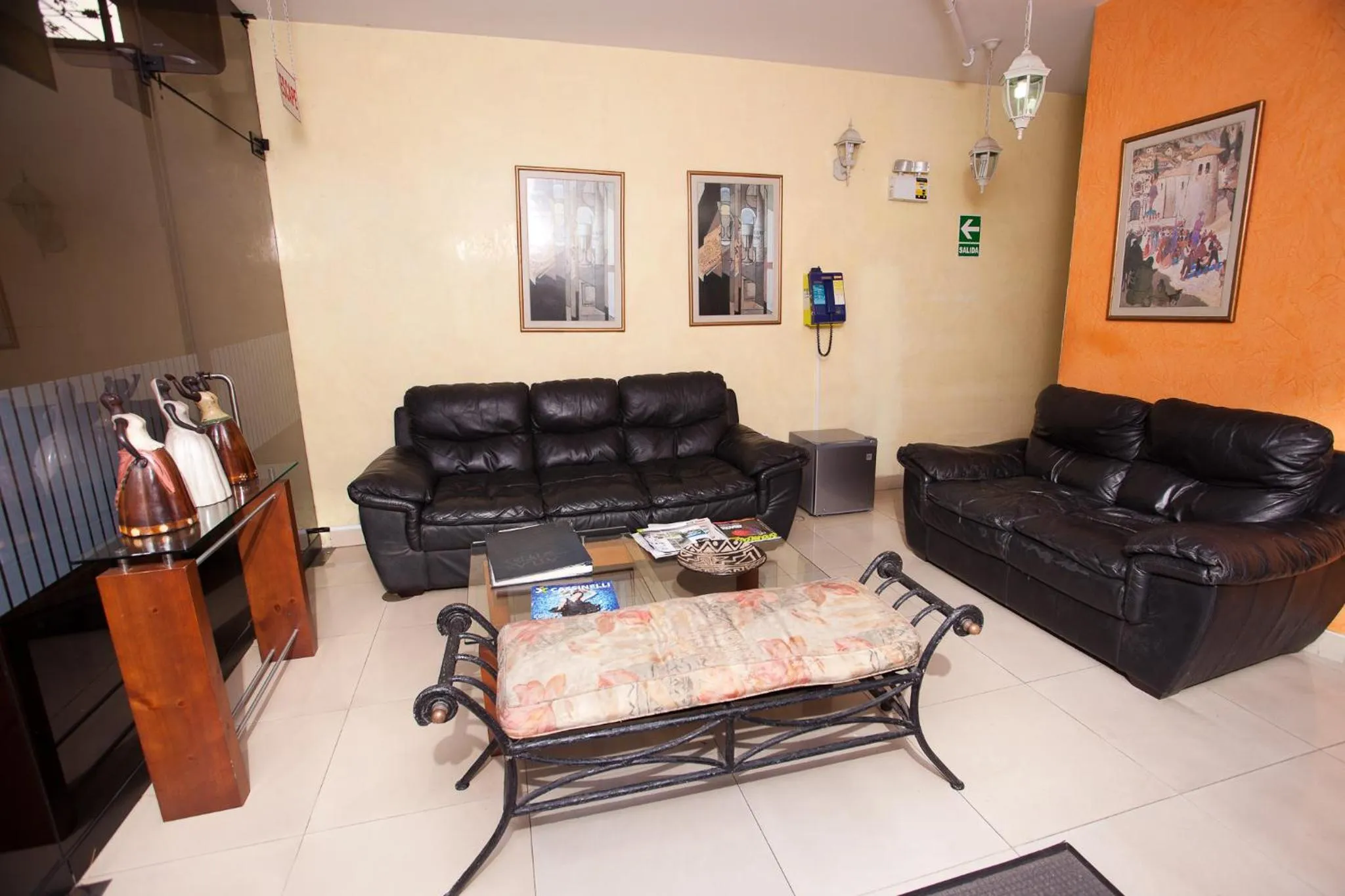 Communal lounge/ TV room in Hotel El Farolito