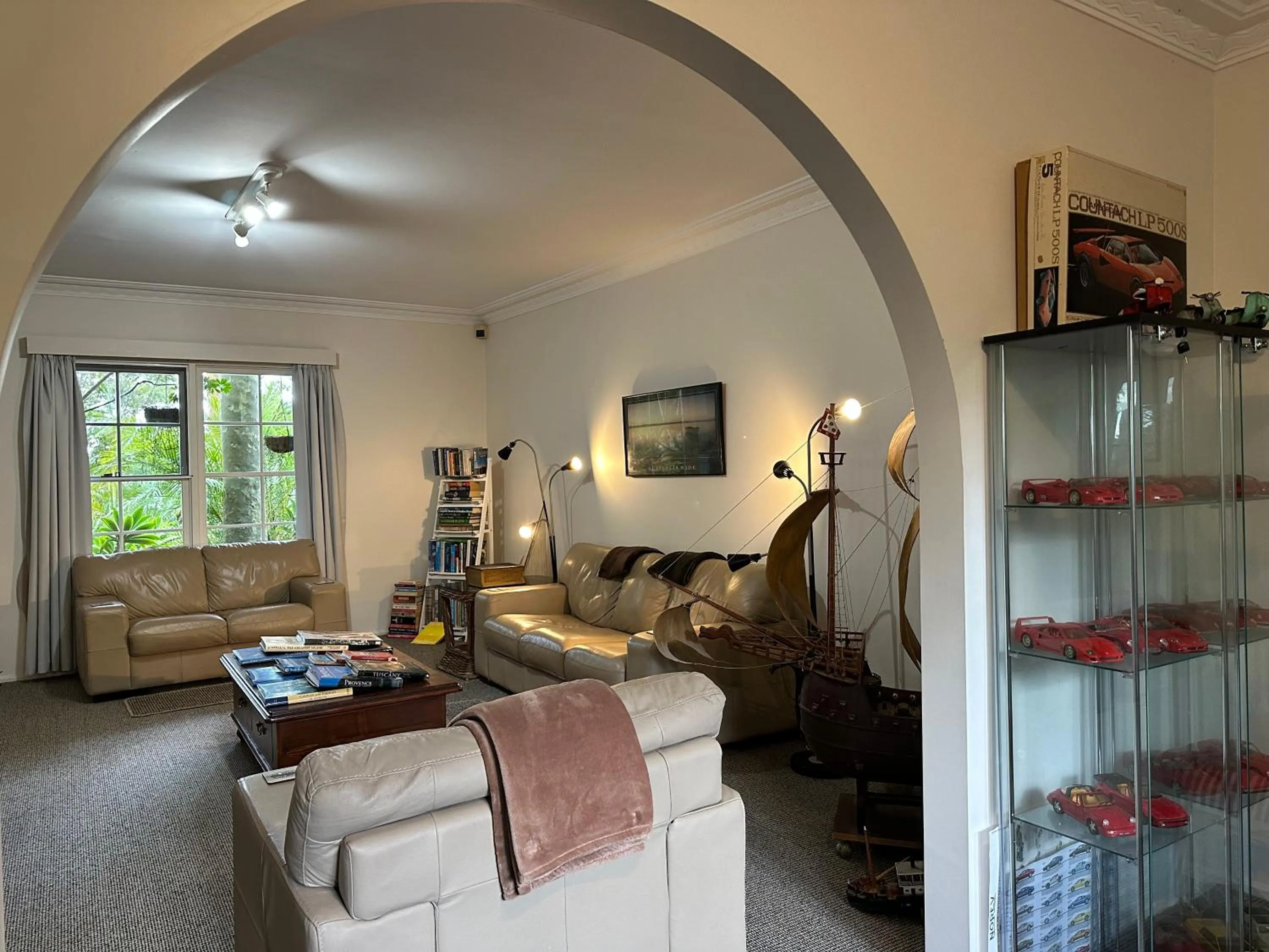 Communal lounge/ TV room in Palm Beach Bed & Breakfast