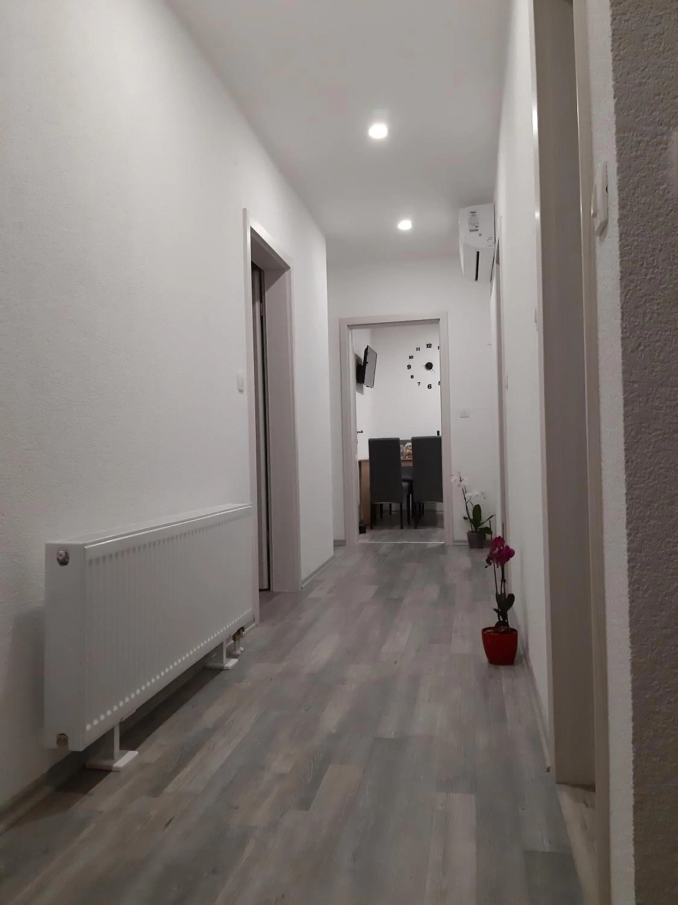 Photo of the whole room in House Naomi
