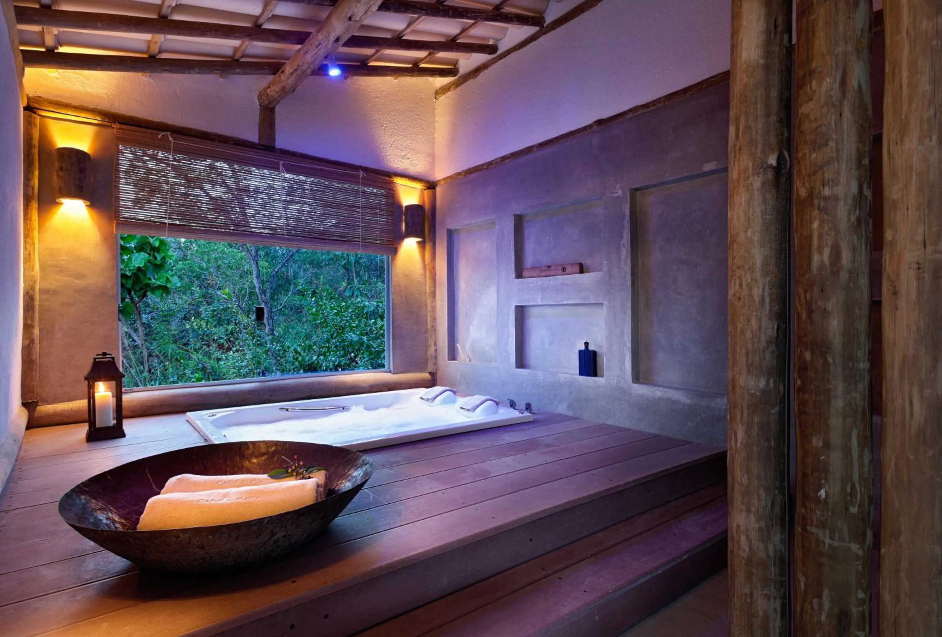Hot Tub, Bed in Capim do Mato Pousada & Spa by L'Occitane