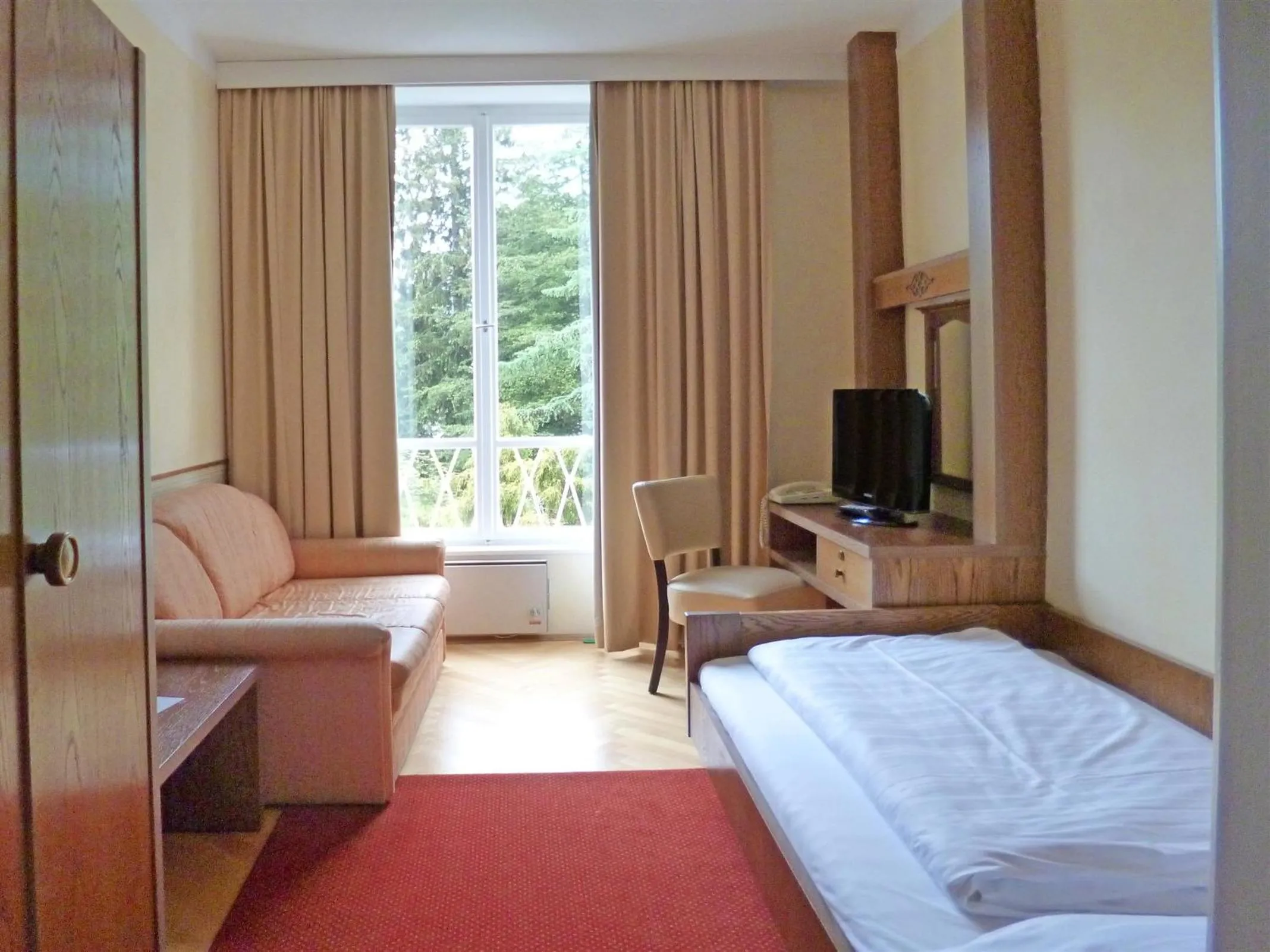 Photo of the whole room, Bed in Dermuth Hotels – Hotel Sonnengrund