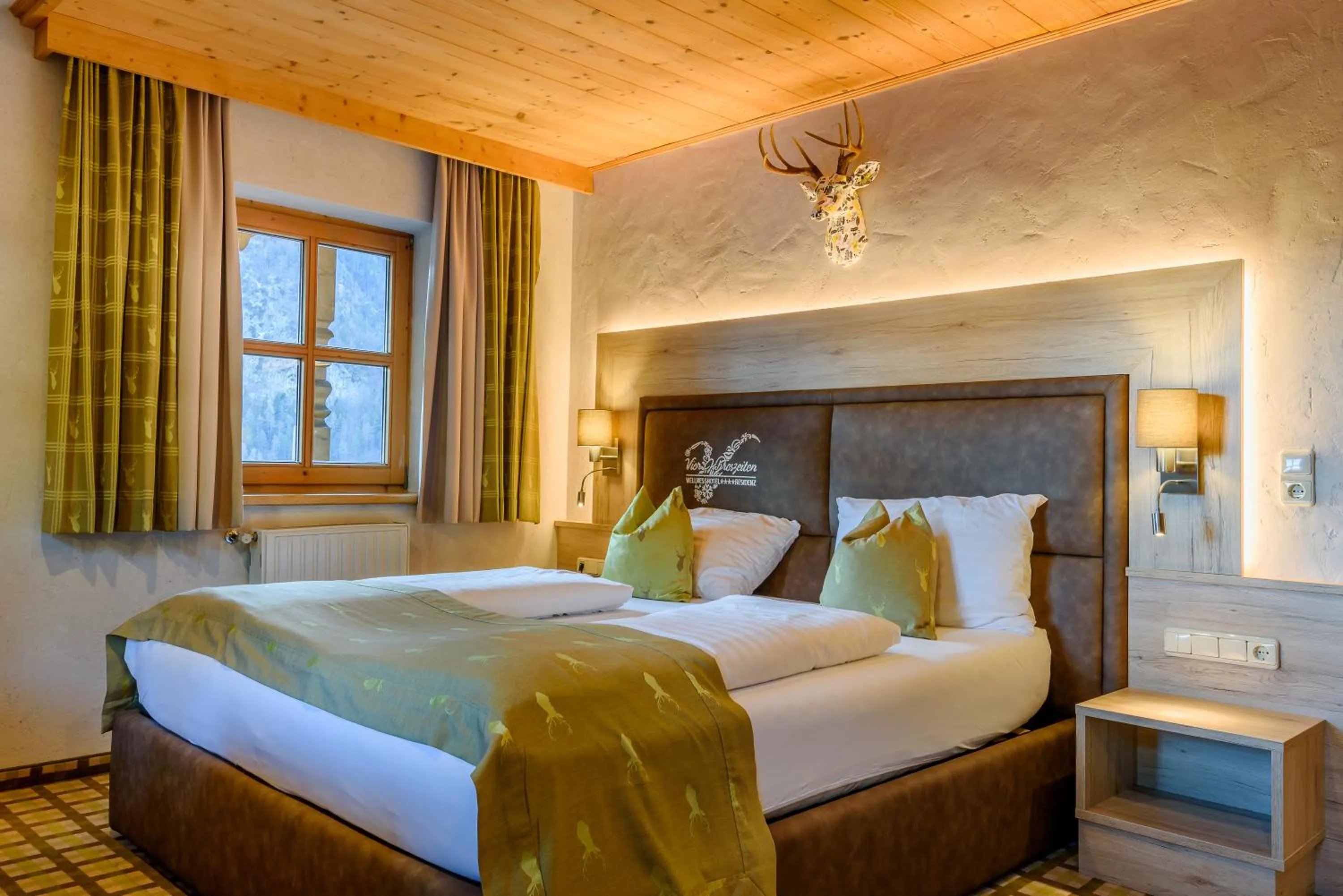 Bedroom, Bed in Vier Jahreszeiten Wellnessresort Achensee