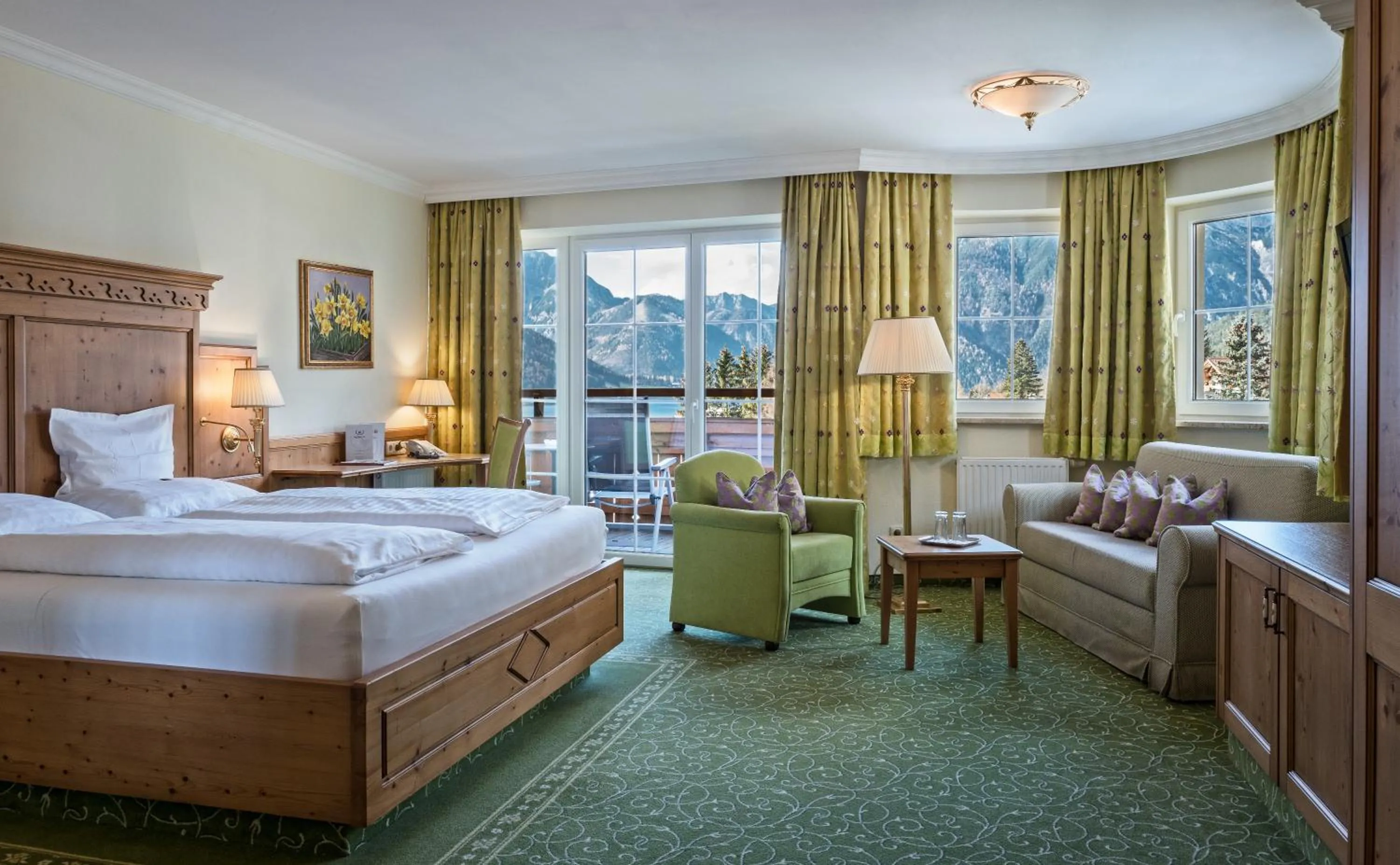 Photo of the whole room, Bed in Vier Jahreszeiten Wellnessresort Achensee