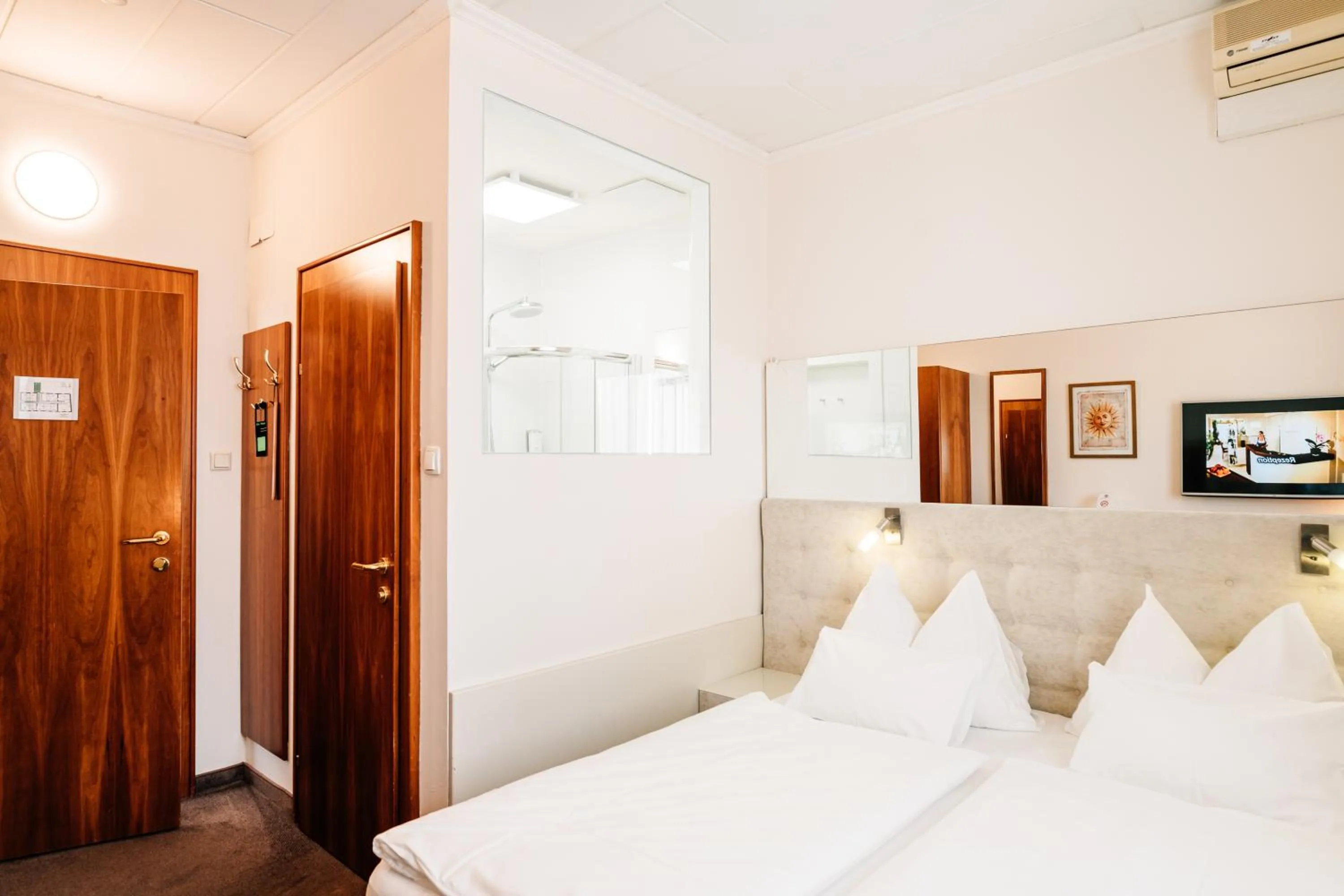 Bedroom, Bed in Hotel Römerstube